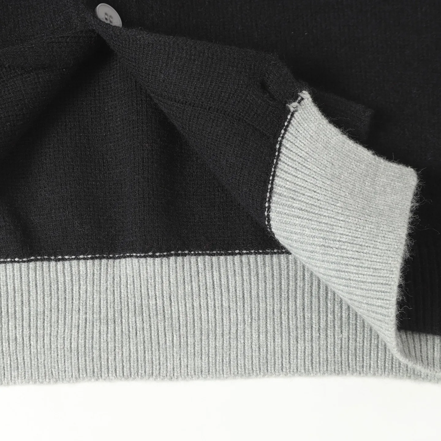 🅿️430 [Top quality] CD/Dior letter logo embroidered crew neck sweater. The fabric is made of 55% merino wool fabric, 35% cotton yarn and 10% polyester. This fabric has high thermal insulation effect and upper body comfort. The embroidery uses 3D three-dimensional embroidery, and the chest is embellished with the DDIOR embroidery logo. Garment washing water removes impurities and lint smell, while effectively fixing the pattern and adding hand feel. Dior Couture logo embroidery on the chest enhances style. Wear it with jeans and sneakers for a sophisticated yet casual modern look. Size:S/M/L/XL