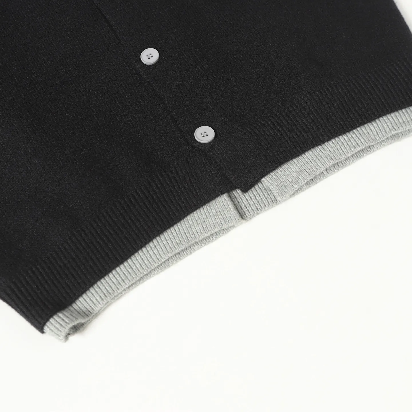 🅿️430 [Top quality] CD/Dior letter logo embroidered crew neck sweater. The fabric is made of 55% merino wool fabric, 35% cotton yarn and 10% polyester. This fabric has high thermal insulation effect and upper body comfort. The embroidery uses 3D three-dimensional embroidery, and the chest is embellished with the DDIOR embroidery logo. Garment washing water removes impurities and lint smell, while effectively fixing the pattern and adding hand feel. Dior Couture logo embroidery on the chest enhances style. Wear it with jeans and sneakers for a sophisticated yet casual modern look. Size:S/M/L/XL