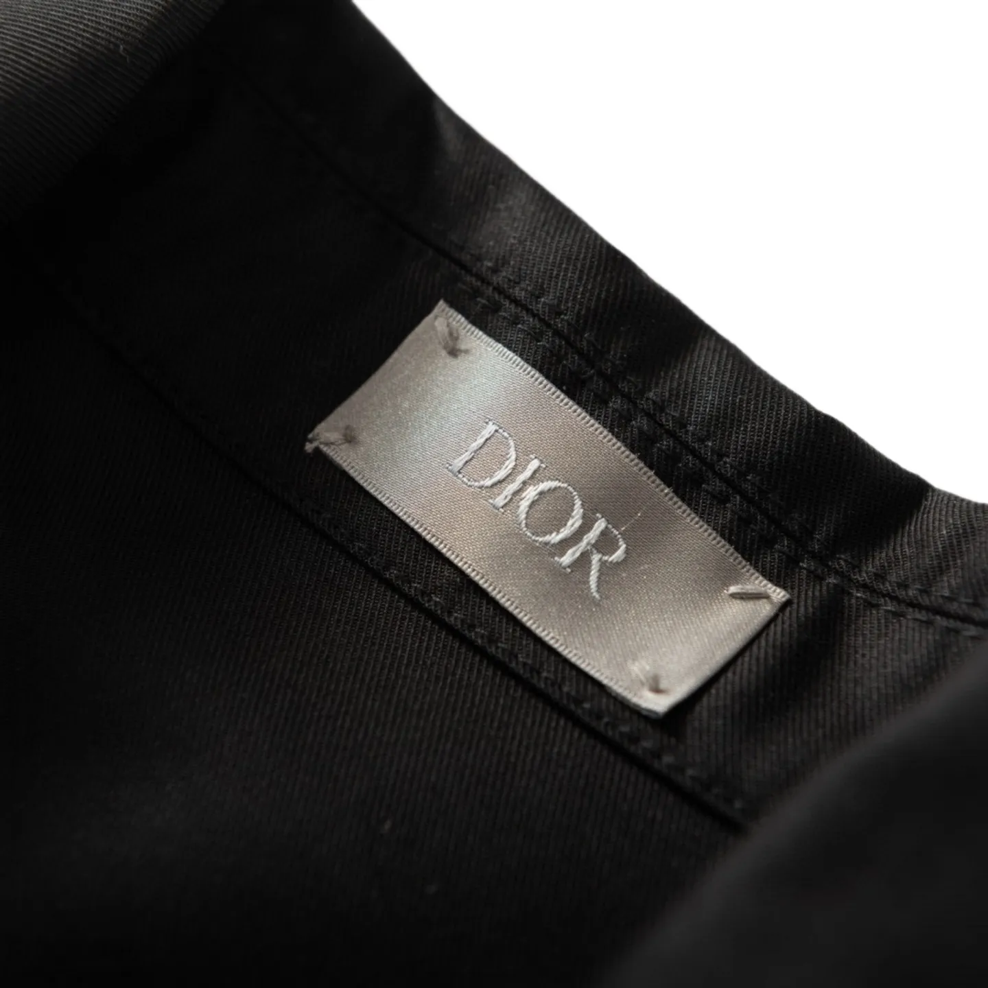 🅿️590 [Exclusive supply] CD icon pocket embroidered lapel jacket. The fabric is made of black gabardine fabric, with a smooth and delicate surface, soft touch, and an elegant sheen. Its tight textile construction makes it resistant to wrinkles, abrasion and drape. The wool component makes it warm and breathable. Gabardine fabric is not easy to pill, has good stain resistance, and is easy to care for daily. The modern fit has a slim fit and a hidden zip closure adds understated sophistication. High-precision sewing technology ensures a perfect fit between the zipper and the fabric. The lapel design of traditional shirts still meets the needs of formal occasions. There is a patch pocket on the chest and is decorated with CD icon embroidery, which highlights the brand's iconic elements. The bag opening also has a hidden zipper opening, and the bag opening is reinforced with pocket knotting technology at the beginning and end. Tight stitching at the edge of the bag body makes it strong and beautiful. There are side pockets on the left and right sides, and the pocket openings are only 0.5 cm hemmed, which retains the smoothness of the overall lines without losing practicality. The double-button design of traditional shirt cuffs makes the cuffs fit more closely on the wrist and prevent them from loosening. Size:46/48/50/52
