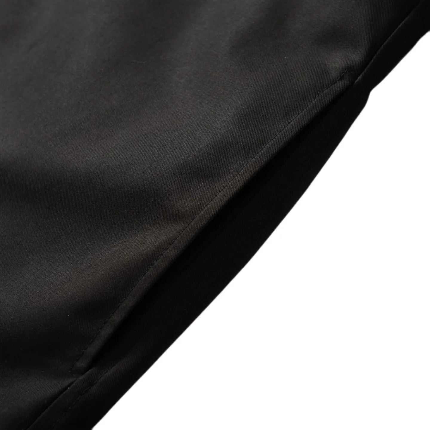 🅿️590 [Exclusive supply] CD icon pocket embroidered lapel jacket. The fabric is made of black gabardine fabric, with a smooth and delicate surface, soft touch, and an elegant sheen. Its tight textile construction makes it resistant to wrinkles, abrasion and drape. The wool component makes it warm and breathable. Gabardine fabric is not easy to pill, has good stain resistance, and is easy to care for daily. The modern fit has a slim fit and a hidden zip closure adds understated sophistication. High-precision sewing technology ensures a perfect fit between the zipper and the fabric. The lapel design of traditional shirts still meets the needs of formal occasions. There is a patch pocket on the chest and is decorated with CD icon embroidery, which highlights the brand's iconic elements. The bag opening also has a hidden zipper opening, and the bag opening is reinforced with pocket knotting technology at the beginning and end. Tight stitching at the edge of the bag body makes it strong and beautiful. There are side pockets on the left and right sides, and the pocket openings are only 0.5 cm hemmed, which retains the smoothness of the overall lines without losing practicality. The double-button design of traditional shirt cuffs makes the cuffs fit more closely on the wrist and prevent them from loosening. Size:46/48/50/52