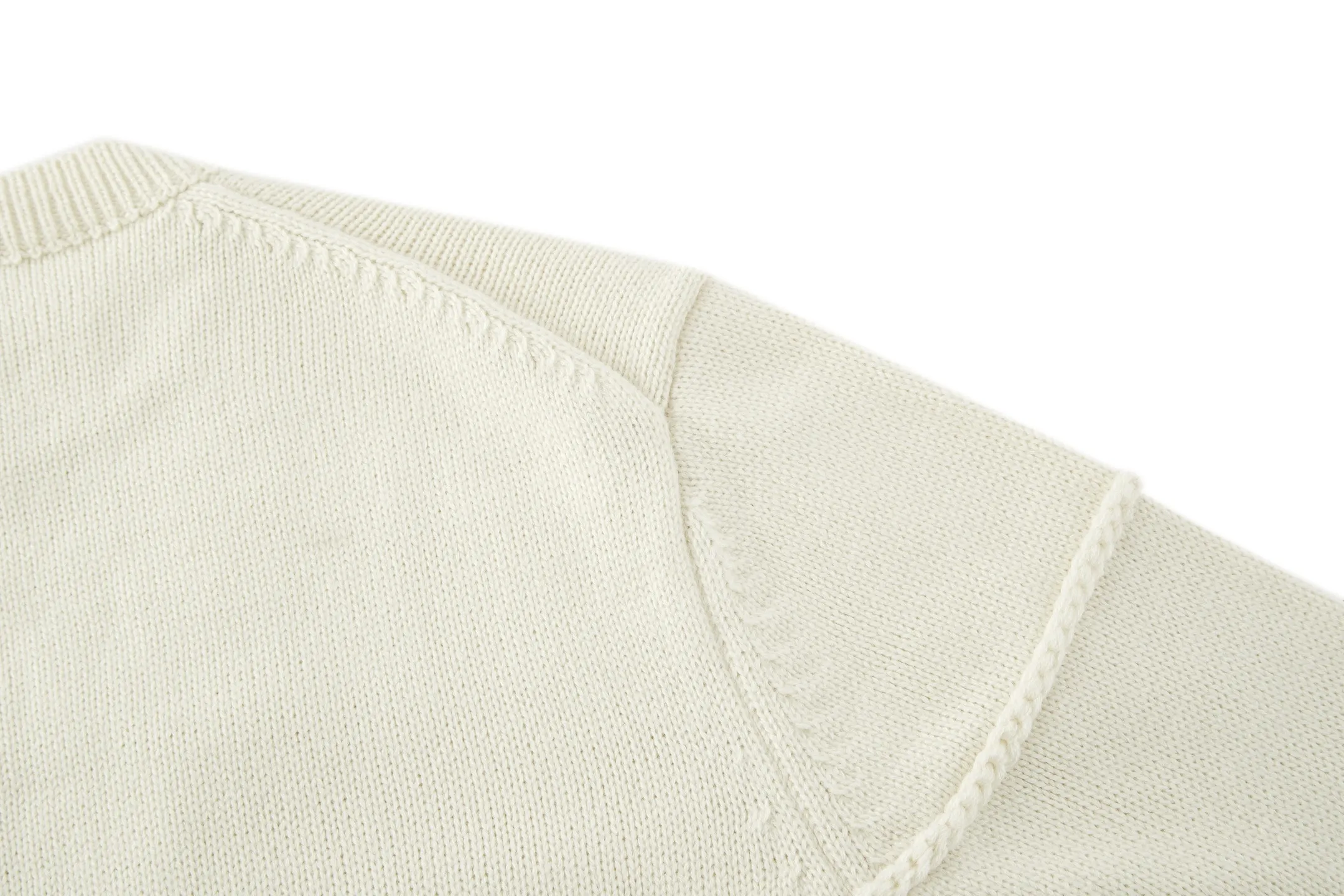 🅿️480 CD 26SS machine-sewn thread embroidered logo crew neck sweater (apricot). The original version was purchased for 16,000 and developed. The fabric is made of 50% wool and 50% cotton yarn. The chest logo is woven with a positive 7-needle imported machine, and the size is customized according to the original 1:1 data. Garment washing - removes impurities on the wool surface - fixes the color - fixes the pattern - adds hand feel. This knitted sweater is new to the Spring 2026 men's collection and is decorated with the Dior Ribbon logo, paying homage to the exquisite craftsmanship of the Dior workshops. Crafted from white sheep's wool jersey with a ribbed crew neck, cuffs and hem. The elegant fit can be paired with jeans for a casual yet chic look. Dior Ribbon embroidery, ribbed crew neck, cuffs and hem. Size:S-M-L-XL