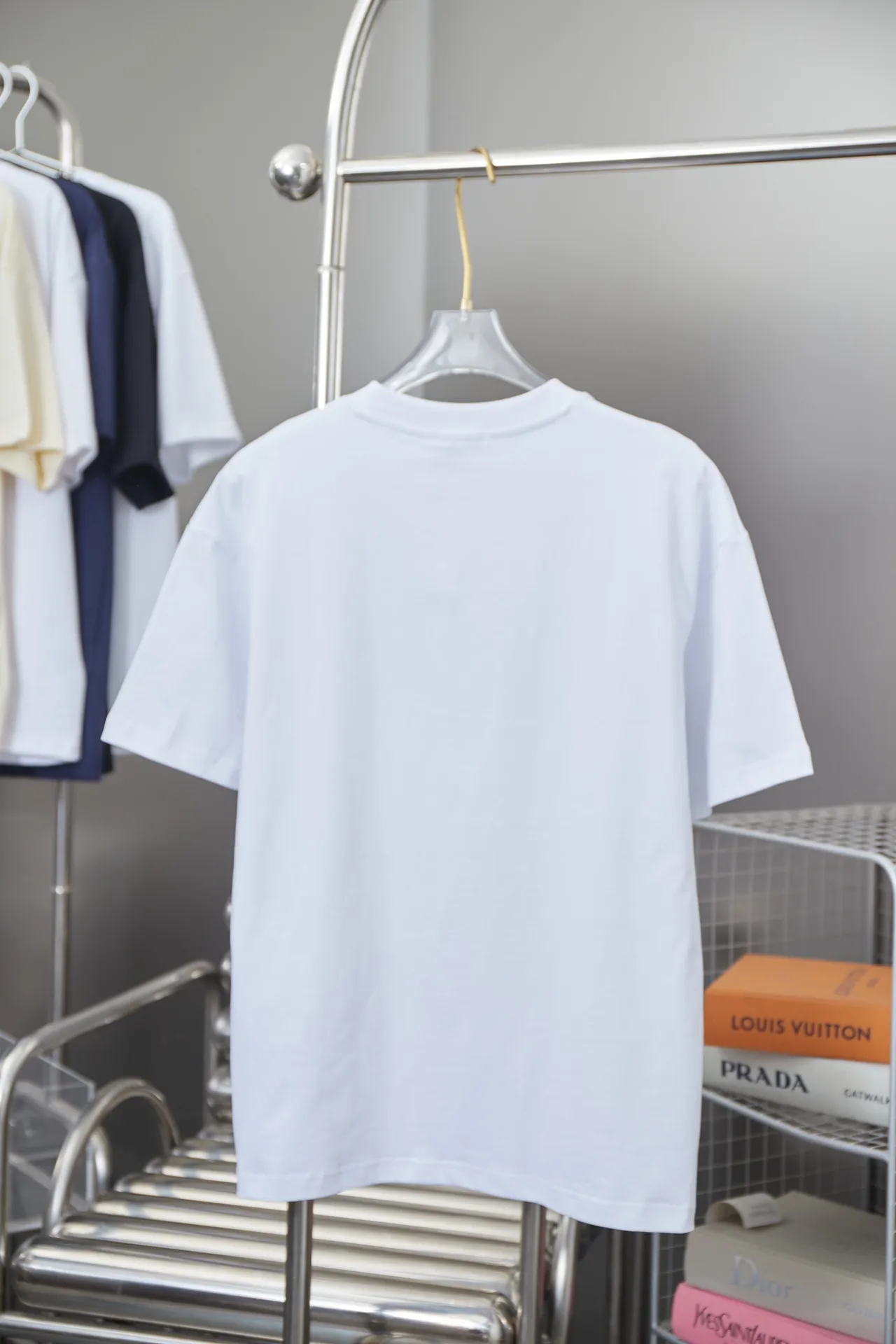 🅿️170 Christian D*or 25SS early spring new style Year of the Snake limited edition printed short-sleeved light luxury essential item for daily commuting for men and women Correct version Welcome to compare Detailed features · 280g 100% pure cotton double yarn jersey fabric · Special thickened 32 pieces of double-strand 1X1 thread in the same vat custom dyeing · Digital direct-injection Kangli printing · Double-needle stitching and cross-stitching technology · Original main mark, washed tag, brand moisture-proof paper packaging Color: white green/white pink/black/red Size: S/M/L/XL