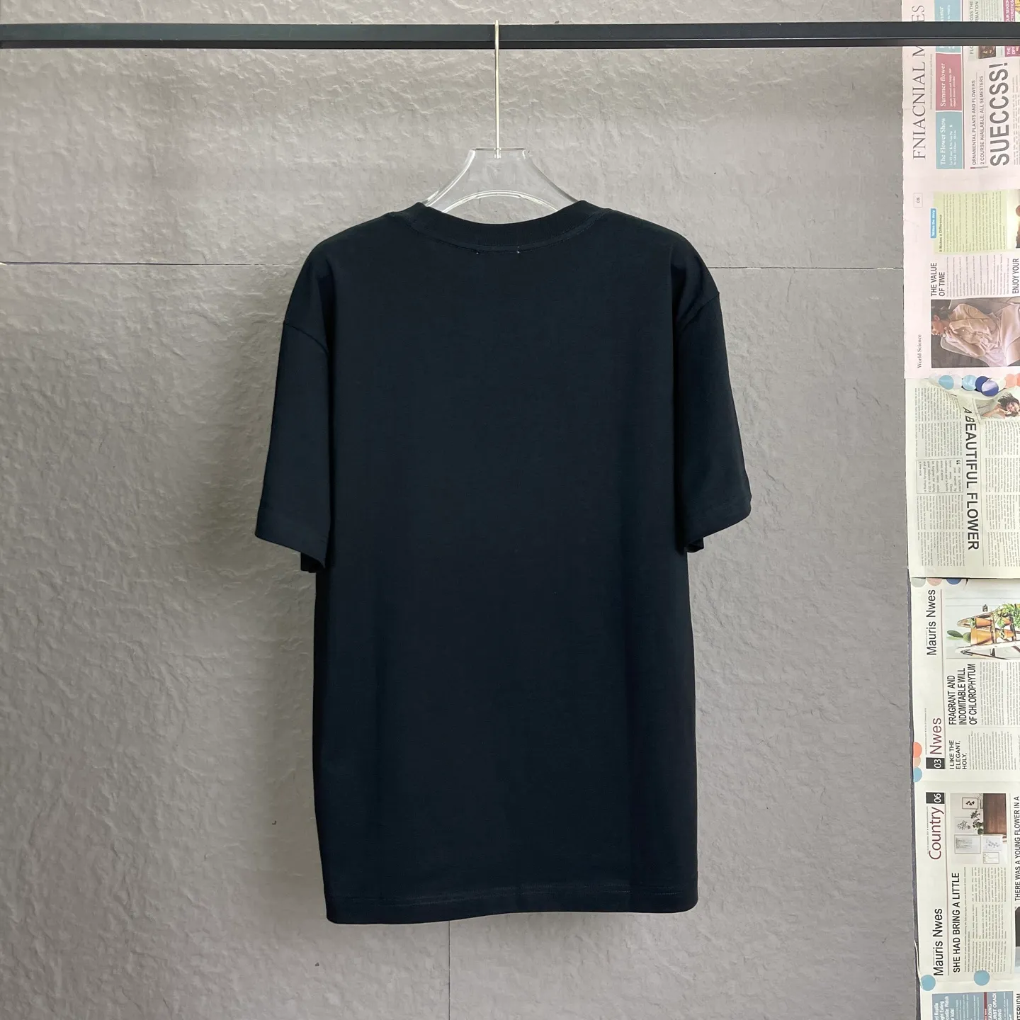 🅿️180 /A86 DIOR Dior Fabric upgrade 280 high gram weight High-end three-dimensional embroidery technology Exclusive new original order Same style for men and women Casual loose-fitting short sleeves High-end customization High version Fashionable and versatile imported fabrics Super soft and delicate feel Skin-friendly and comfortable to wear High-end boutique High-temperature washing process to ensure no deformation or shrinkage, summer wear, a comfortable and beautiful value! A must-have item for beauty and aging! The surface is ultra-fine and smooth, uniform, delicate and soft. It is comfortable to wear and can easily create a cool summer feel. It is easy to handle on the upper body and becomes the focus of the street in minutes. Size: XS-L Color: black and white