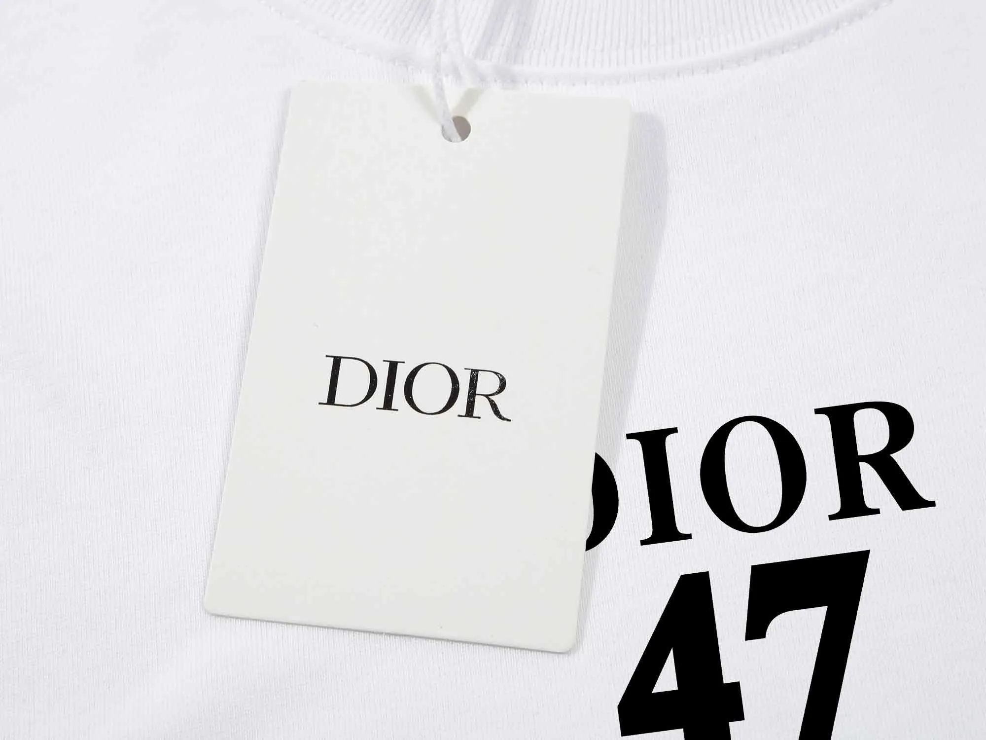 🅿️170 DIOR printed letters‼ ️Short-sleeved T-shirt® *Customized 280g cotton fabric, the fabric is soft, skin-friendly and comfortable *Laminated letter logo on the front *A very simple and elegant one that is unparalleled in terms of upper body comfort, interpreting your luxury and taste, and creating your fashionable charm. ⚠️Washing method: It is recommended to dry clean or wrap the reverse side in a laundry bag and machine wash it quickly in cold water and let it dry naturally! ⚠️ Unisex style 𝐂𝐎𝐋𝐎𝐔𝐑: White Black 𝐒𝐈𝐙𝐄: S-XL