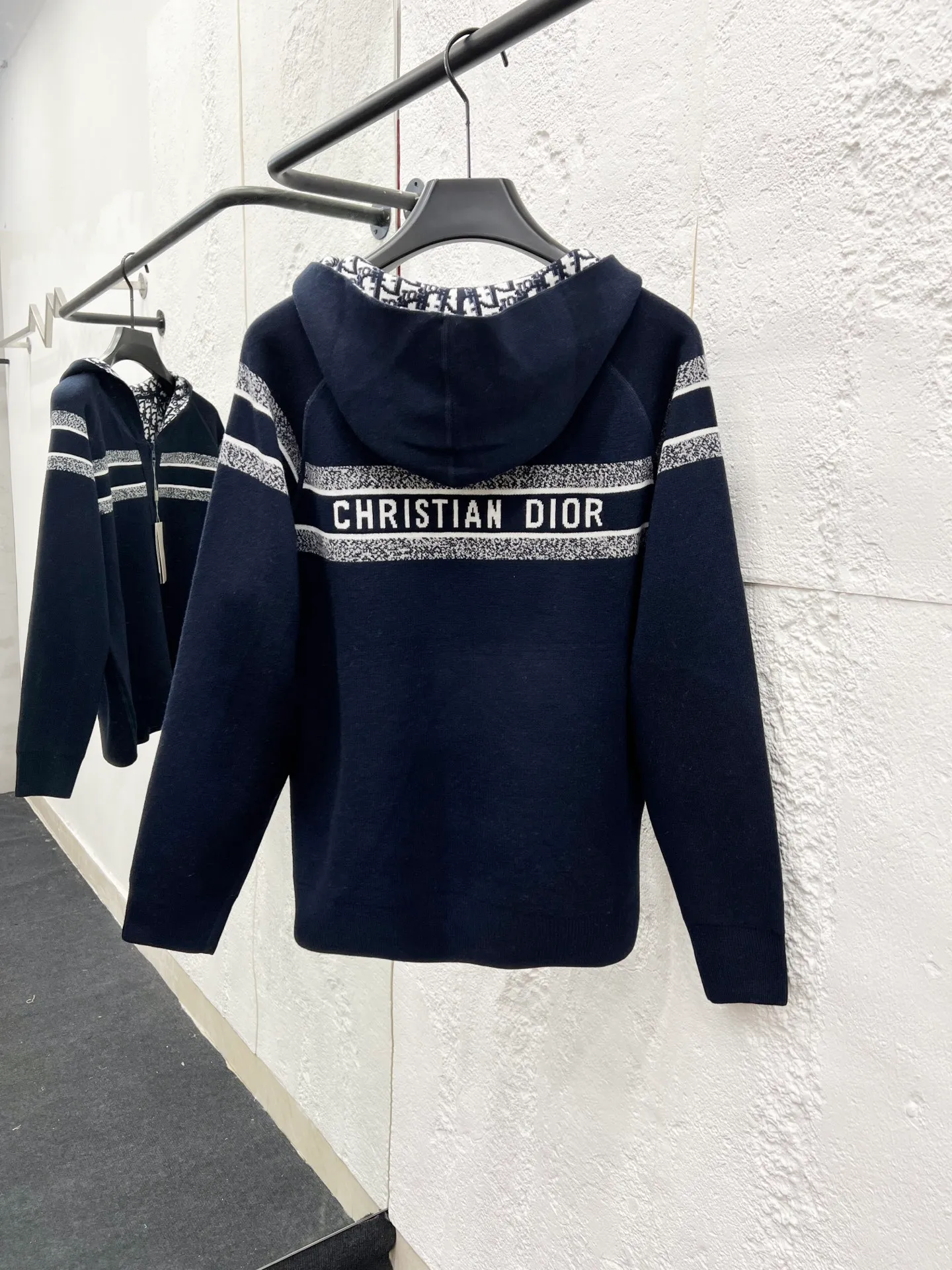 🅿️510 Style No.: T58 Dior & Dior's top version of DIOR double-sided knitted cashmere jacquard knitted cardigan jacket. Same style for men and women. Light luxury. A must-have item for men and women for daily commuting. Correct version. Uses 60% wool content yarn➕cashmere yarn➕acrylic yarn➕spandex yarn. Uses double-sided jacquard craftsmanship imported from German Lycra. Spacing between stripes and logos. The weaving effect is completely restored. Original washed tag➕logo packaging bag Color #Navy Gray SIZE #1/2/3 Reference # Length: 68-70-72 Bust: 118-122-126 Recommended weight: 1 size 90-135 2 size 130-150 3 size 150-180