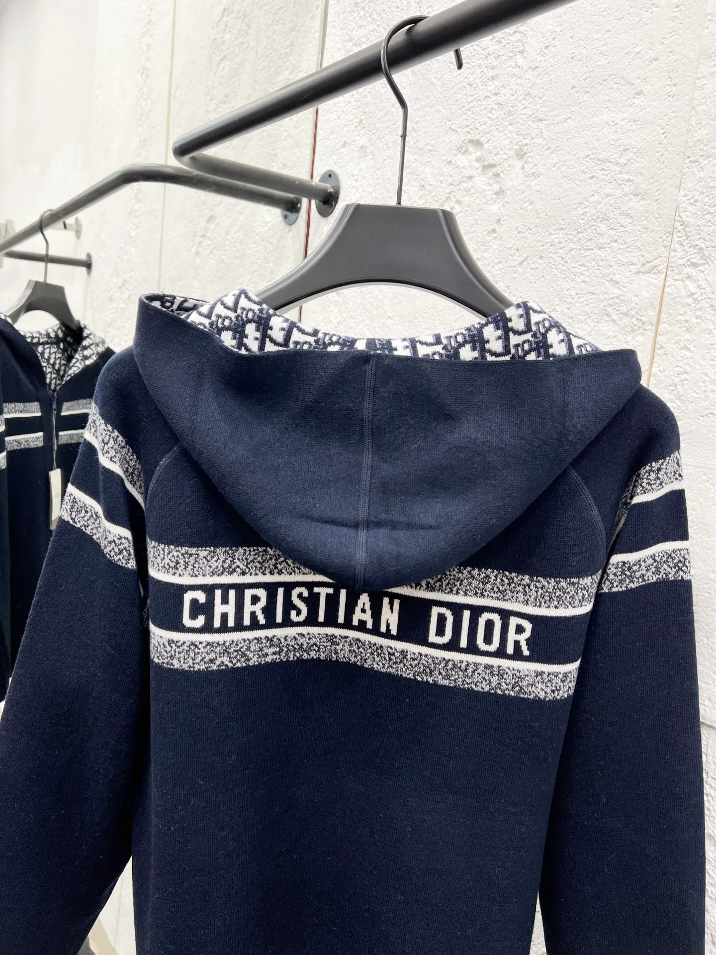 🅿️510 Style No.: T58 Dior & Dior's top version of DIOR double-sided knitted cashmere jacquard knitted cardigan jacket. Same style for men and women. Light luxury. A must-have item for men and women for daily commuting. Correct version. Uses 60% wool content yarn➕cashmere yarn➕acrylic yarn➕spandex yarn. Uses double-sided jacquard craftsmanship imported from German Lycra. Spacing between stripes and logos. The weaving effect is completely restored. Original washed tag➕logo packaging bag Color #Navy Gray SIZE #1/2/3 Reference # Length: 68-70-72 Bust: 118-122-126 Recommended weight: 1 size 90-135 2 size 130-150 3 size 150-180