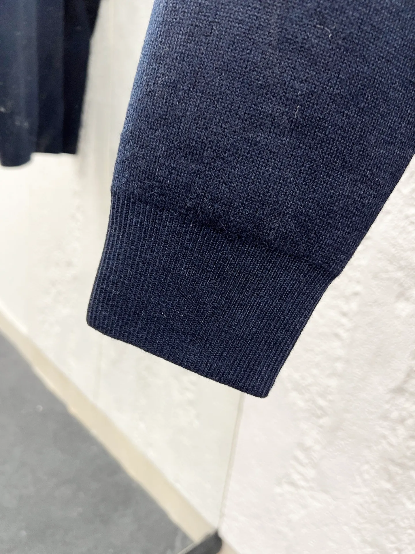 🅿️510 Style No.: T58 Dior & Dior's top version of DIOR double-sided knitted cashmere jacquard knitted cardigan jacket. Same style for men and women. Light luxury. A must-have item for men and women for daily commuting. Correct version. Uses 60% wool content yarn➕cashmere yarn➕acrylic yarn➕spandex yarn. Uses double-sided jacquard craftsmanship imported from German Lycra. Spacing between stripes and logos. The weaving effect is completely restored. Original washed tag➕logo packaging bag Color #Navy Gray SIZE #1/2/3 Reference # Length: 68-70-72 Bust: 118-122-126 Recommended weight: 1 size 90-135 2 size 130-150 3 size 150-180