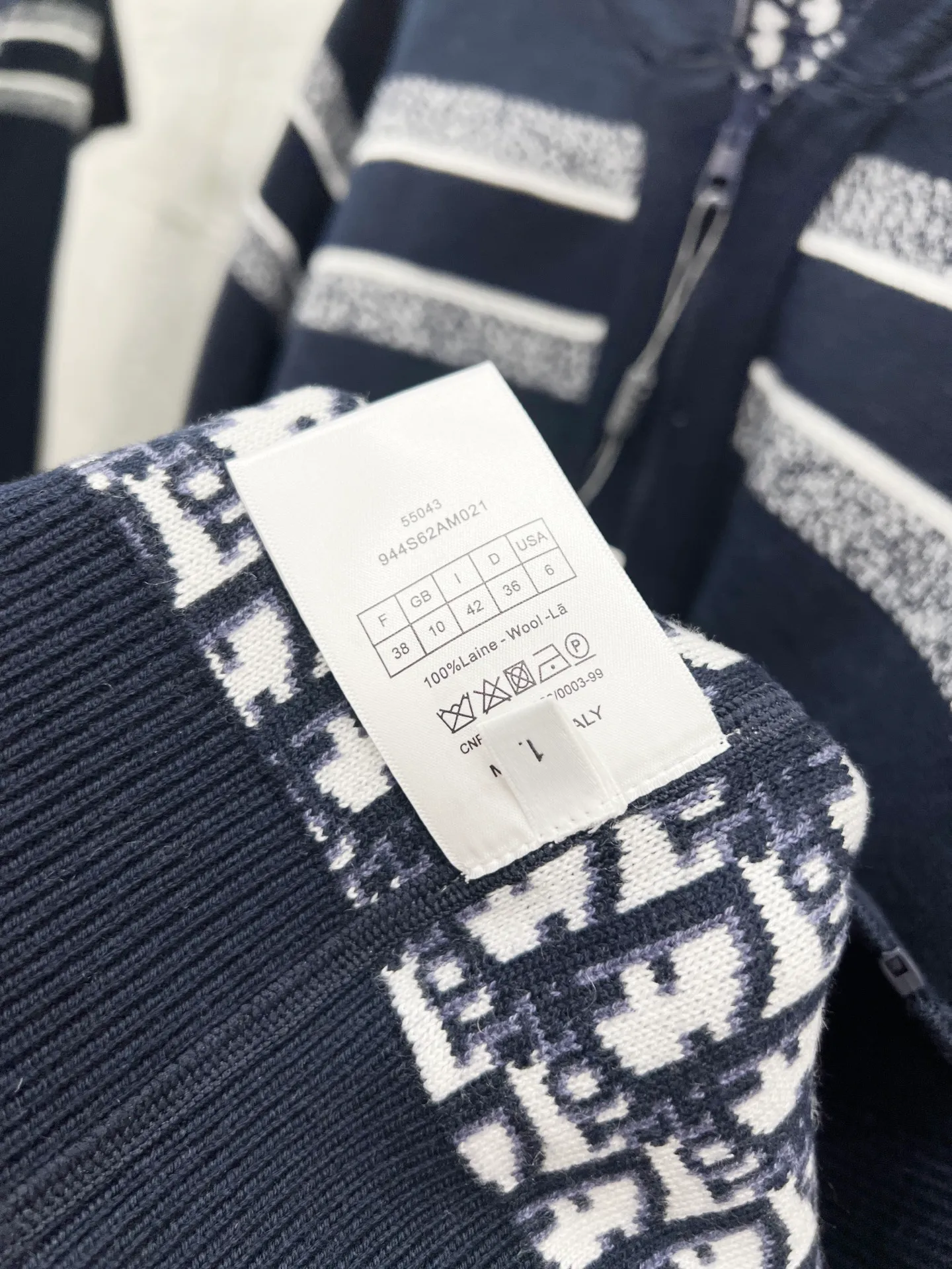 🅿️510 Style No.: T58 Dior & Dior's top version of DIOR double-sided knitted cashmere jacquard knitted cardigan jacket. Same style for men and women. Light luxury. A must-have item for men and women for daily commuting. Correct version. Uses 60% wool content yarn➕cashmere yarn➕acrylic yarn➕spandex yarn. Uses double-sided jacquard craftsmanship imported from German Lycra. Spacing between stripes and logos. The weaving effect is completely restored. Original washed tag➕logo packaging bag Color #Navy Gray SIZE #1/2/3 Reference # Length: 68-70-72 Bust: 118-122-126 Recommended weight: 1 size 90-135 2 size 130-150 3 size 150-180