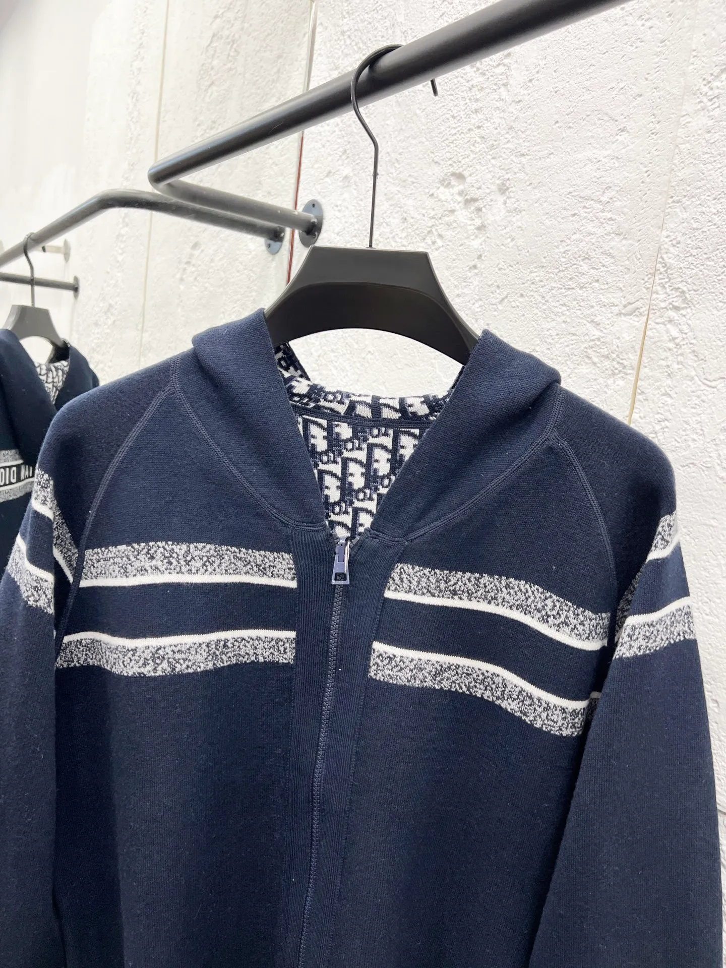 🅿️510 Style No.: T58 Dior & Dior's top version of DIOR double-sided knitted cashmere jacquard knitted cardigan jacket. Same style for men and women. Light luxury. A must-have item for men and women for daily commuting. Correct version. Uses 60% wool content yarn➕cashmere yarn➕acrylic yarn➕spandex yarn. Uses double-sided jacquard craftsmanship imported from German Lycra. Spacing between stripes and logos. The weaving effect is completely restored. Original washed tag➕logo packaging bag Color #Navy Gray SIZE #1/2/3 Reference # Length: 68-70-72 Bust: 118-122-126 Recommended weight: 1 size 90-135 2 size 130-150 3 size 150-180
