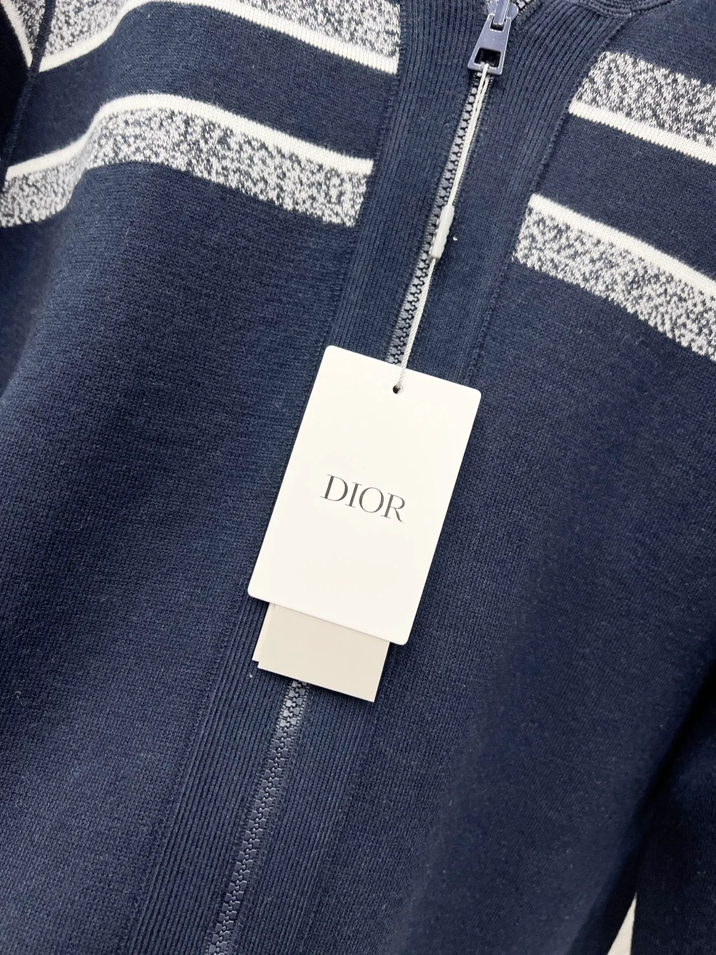 🅿️510 Style No.: T58 Dior & Dior's top version of DIOR double-sided knitted cashmere jacquard knitted cardigan jacket. Same style for men and women. Light luxury. A must-have item for men and women for daily commuting. Correct version. Uses 60% wool content yarn➕cashmere yarn➕acrylic yarn➕spandex yarn. Uses double-sided jacquard craftsmanship imported from German Lycra. Spacing between stripes and logos. The weaving effect is completely restored. Original washed tag➕logo packaging bag Color #Navy Gray SIZE #1/2/3 Reference # Length: 68-70-72 Bust: 118-122-126 Recommended weight: 1 size 90-135 2 size 130-150 3 size 150-180