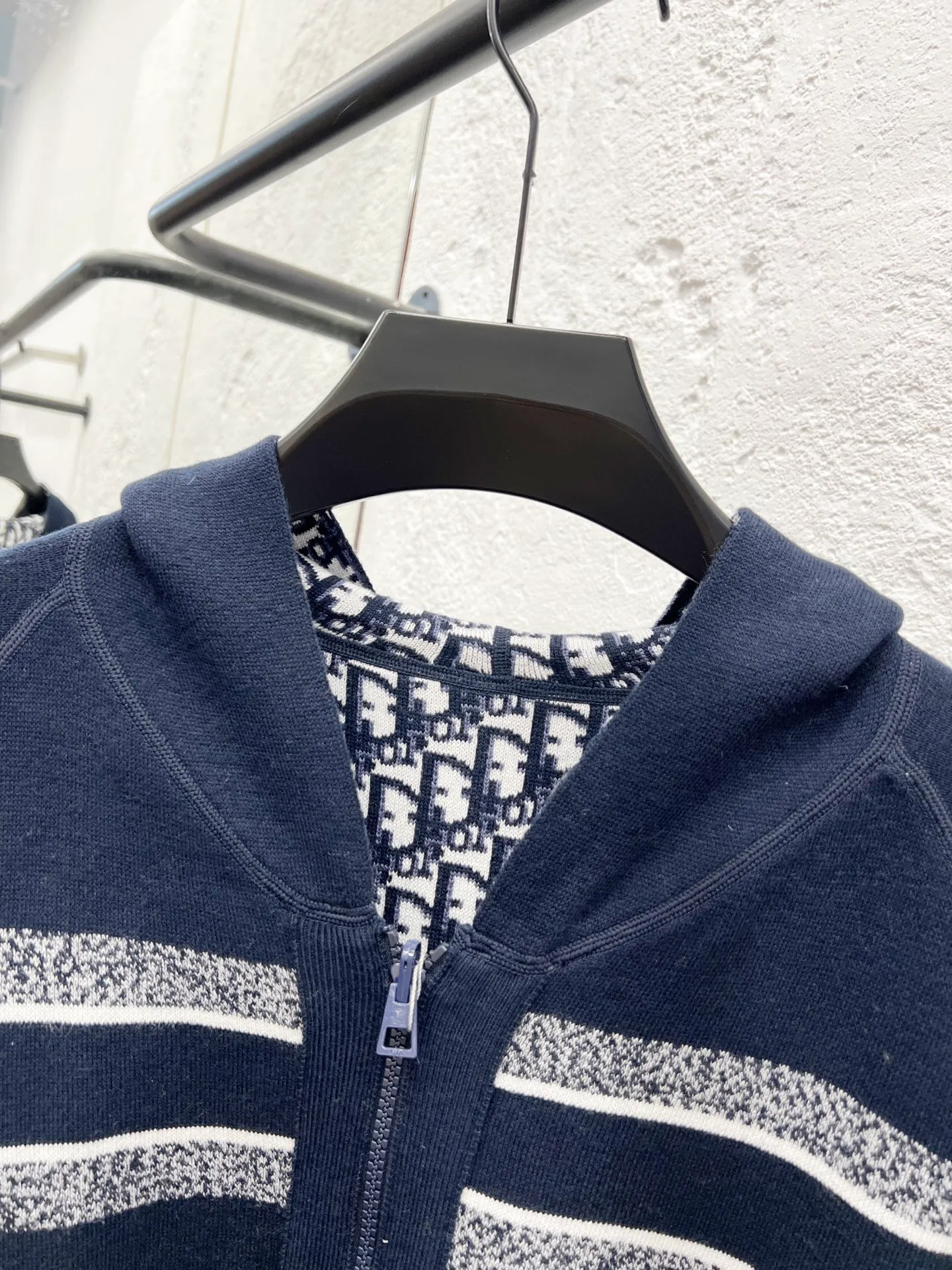 🅿️510 Style No.: T58 Dior & Dior's top version of DIOR double-sided knitted cashmere jacquard knitted cardigan jacket. Same style for men and women. Light luxury. A must-have item for men and women for daily commuting. Correct version. Uses 60% wool content yarn➕cashmere yarn➕acrylic yarn➕spandex yarn. Uses double-sided jacquard craftsmanship imported from German Lycra. Spacing between stripes and logos. The weaving effect is completely restored. Original washed tag➕logo packaging bag Color #Navy Gray SIZE #1/2/3 Reference # Length: 68-70-72 Bust: 118-122-126 Recommended weight: 1 size 90-135 2 size 130-150 3 size 150-180