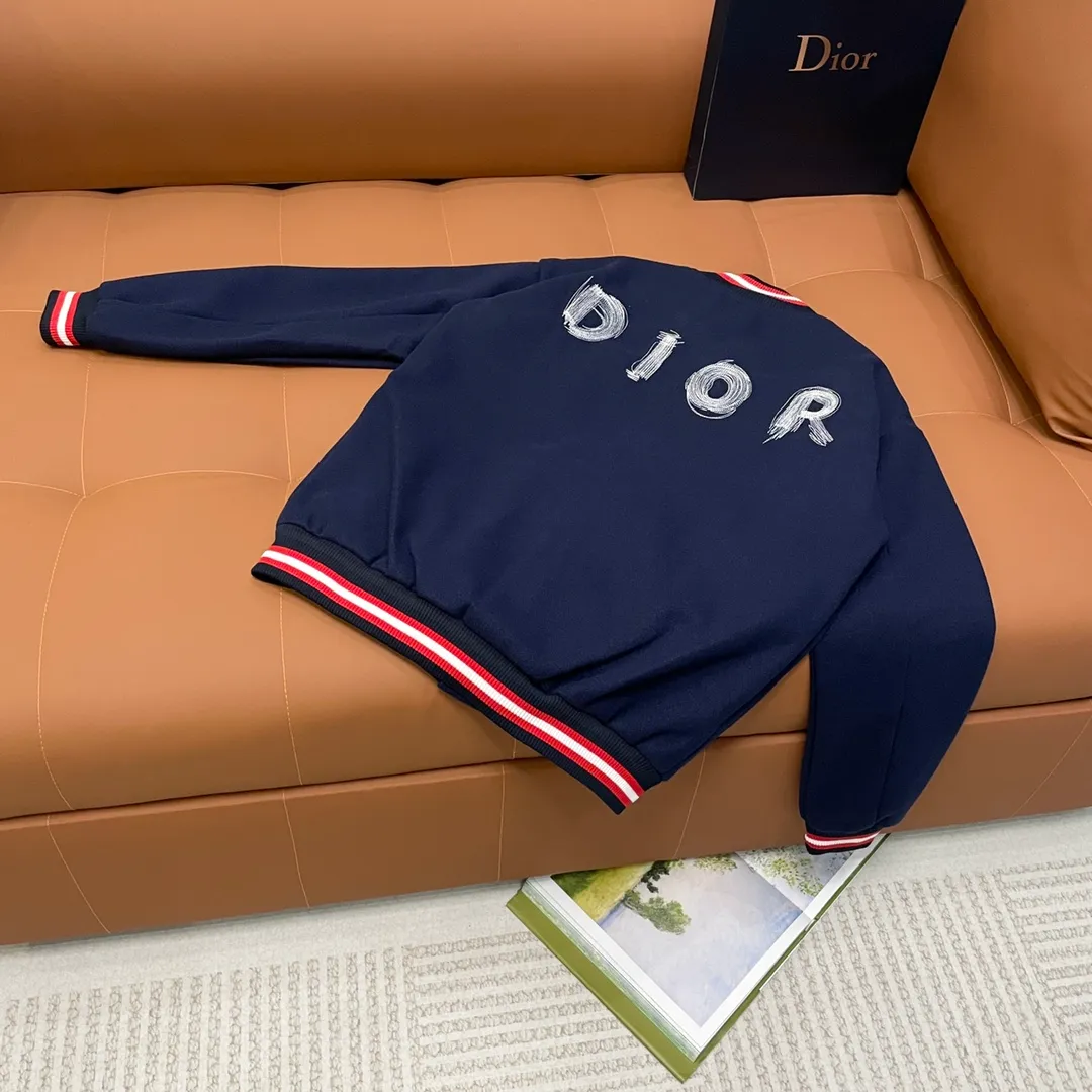 🅿️410 Dior➡️Dior 2025ss runway style baseball uniform jacket. I ordered the original model and it took a month to finally ship. I love it so much. The upper body is really handsome. A blogger on Douyin said that LV's new products this year will become the future trend. If you look through street photos, you will find that celebrities regard it as a collectible jacket, a must-have item for men and women who want light luxury for commuting. Developing the highest version on the entire network, it took 1 month to customize and the cost was extremely high. The German imported flat-machine made custom-woven wool jacquard threads, using the first layer of imported lambskin. The pleated texture is unparalleled. It is hand-cut and meticulously crafted. The stitching position is very technical. Whether the whole garment is good or not depends on this position. Top-notch workmanship and details can stand the test. A full set of customized accessories, the letters are clear and perfectly restored without any difference. High-end atmosphere and full grade! The entire dress is exclusively customized with heavy craftsmanship. The towel patch embroidery is perfectly combined with craft embroidery and precise stitching! Absolute craftsmanship quality! Size: M L XL XXL