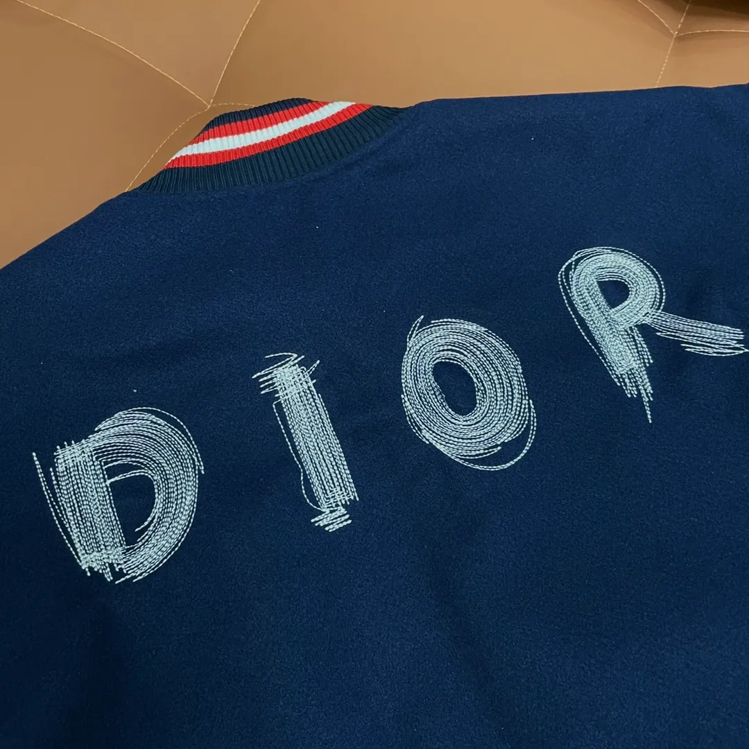 🅿️410 Dior➡️Dior 2025ss runway style baseball uniform jacket. I ordered the original model and it took a month to finally ship. I love it so much. The upper body is really handsome. A blogger on Douyin said that LV's new products this year will become the future trend. If you look through street photos, you will find that celebrities regard it as a collectible jacket, a must-have item for men and women who want light luxury for commuting. Developing the highest version on the entire network, it took 1 month to customize and the cost was extremely high. The German imported flat-machine made custom-woven wool jacquard threads, using the first layer of imported lambskin. The pleated texture is unparalleled. It is hand-cut and meticulously crafted. The stitching position is very technical. Whether the whole garment is good or not depends on this position. Top-notch workmanship and details can stand the test. A full set of customized accessories, the letters are clear and perfectly restored without any difference. High-end atmosphere and full grade! The entire dress is exclusively customized with heavy craftsmanship. The towel patch embroidery is perfectly combined with craft embroidery and precise stitching! Absolute craftsmanship quality! Size: M L XL XXL