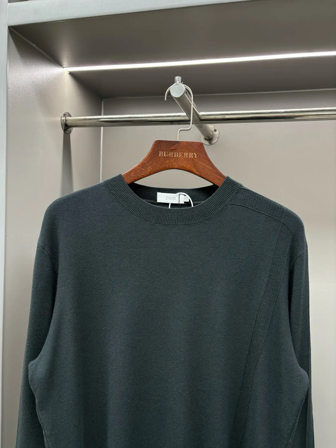 🅿️320 DIOR Dior's new little bee sweater. Original fabric. Official same style. Weaved with customized natural medium-thick imported wool yarn, very comfortable and smooth to the touch. Very wide and stylish. Produced by a first-line brand factory. Woven by imported machines. It is very soft and skin-friendly to wear. It will not deform after long-term wear. The latest autumn and winter style. Fashionable and personalized. Super versatile and good-looking. Very suitable for both men and women. A must-have for everyone. Color: black, sapphire blue, green Caramel Color Size: L-4XL