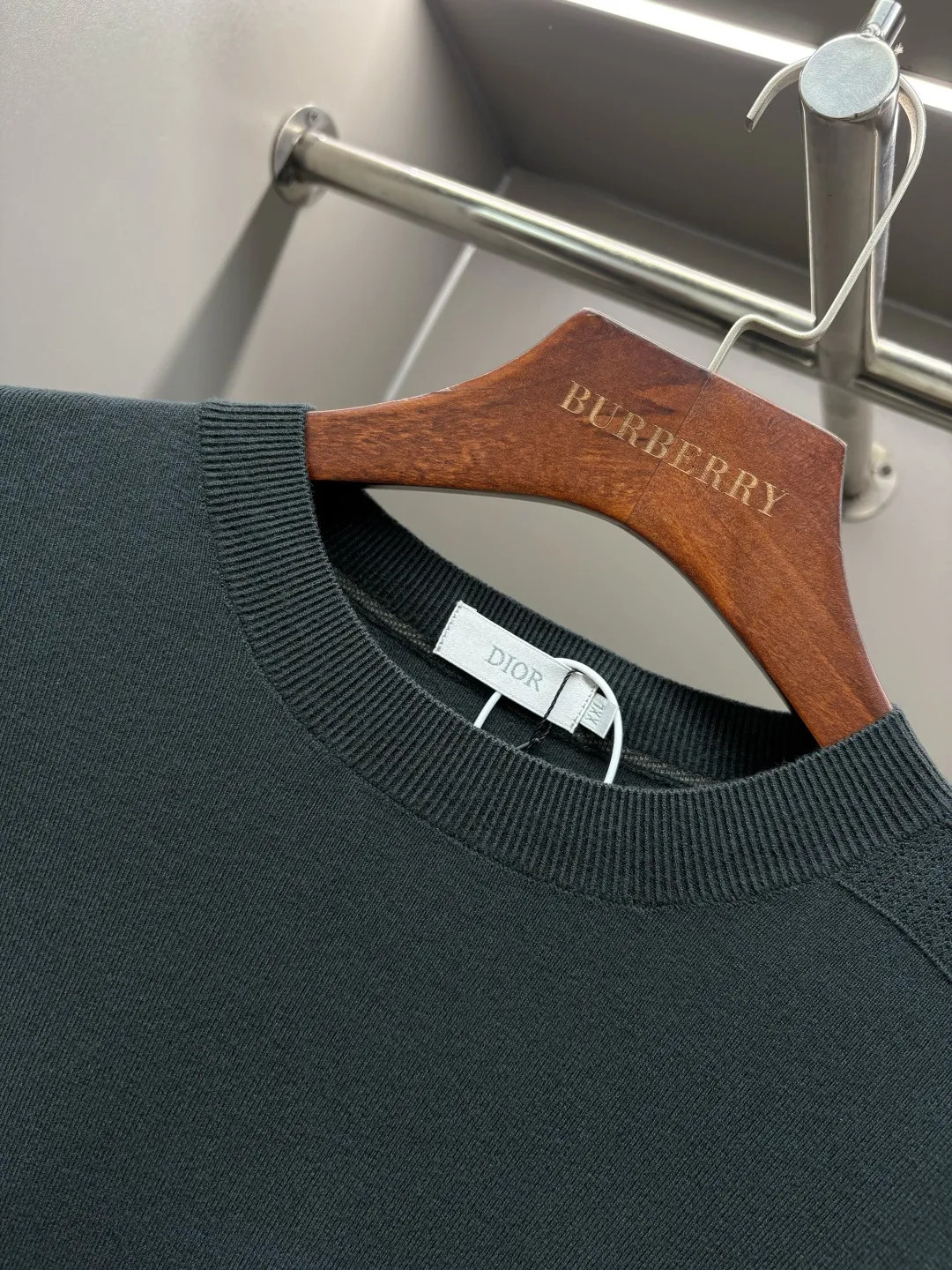 🅿️320 DIOR Dior's new little bee sweater. Original fabric. Official same style. Weaved with customized natural medium-thick imported wool yarn, very comfortable and smooth to the touch. Very wide and stylish. Produced by a first-line brand factory. Woven by imported machines. It is very soft and skin-friendly to wear. It will not deform after long-term wear. The latest autumn and winter style. Fashionable and personalized. Super versatile and good-looking. Very suitable for both men and women. A must-have for everyone. Color: black, sapphire blue, green Caramel Color Size: L-4XL