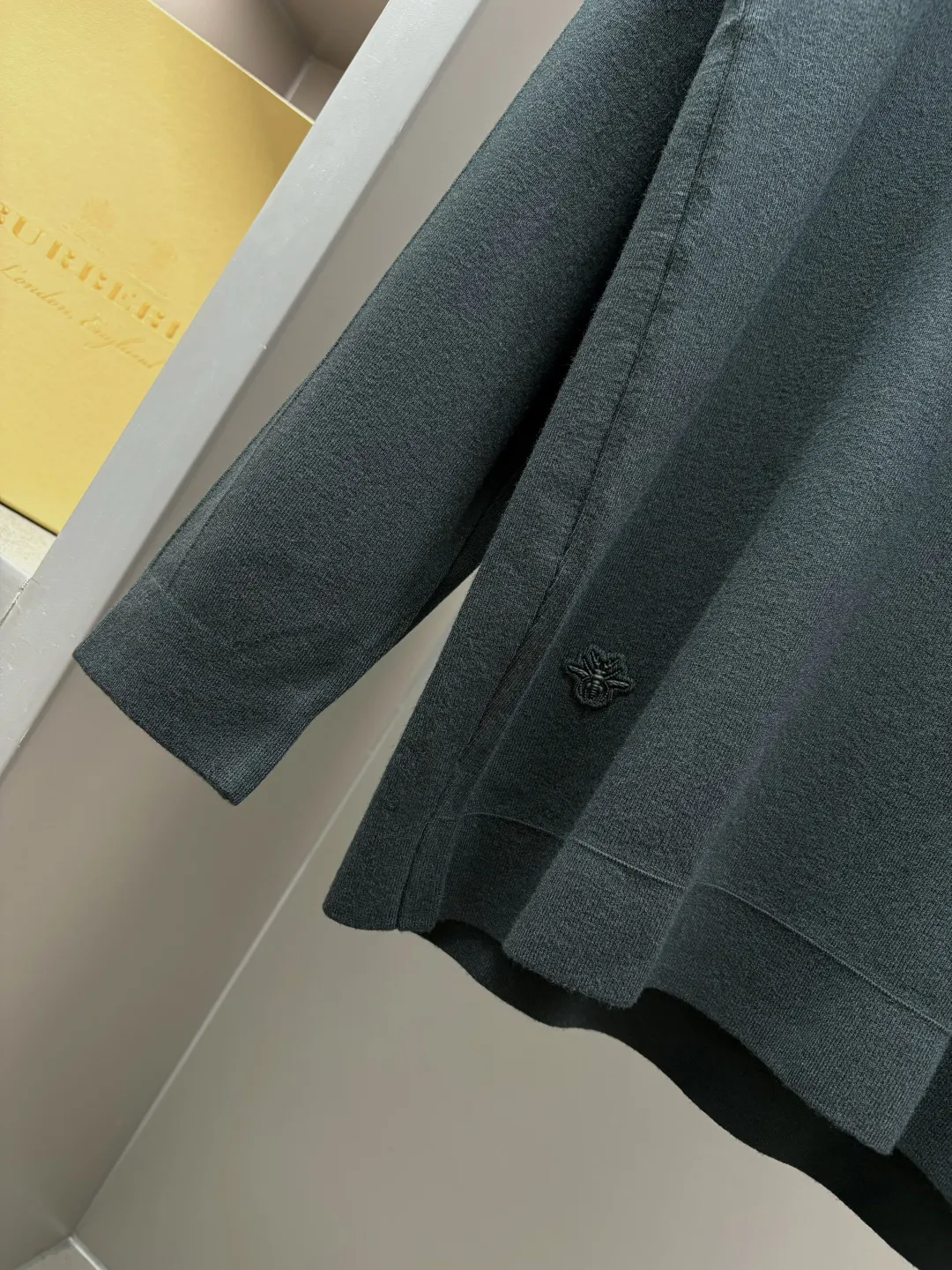 🅿️320 DIOR Dior's new little bee sweater. Original fabric. Official same style. Weaved with customized natural medium-thick imported wool yarn, very comfortable and smooth to the touch. Very wide and stylish. Produced by a first-line brand factory. Woven by imported machines. It is very soft and skin-friendly to wear. It will not deform after long-term wear. The latest autumn and winter style. Fashionable and personalized. Super versatile and good-looking. Very suitable for both men and women. A must-have for everyone. Color: black, sapphire blue, green Caramel Color Size: L-4XL