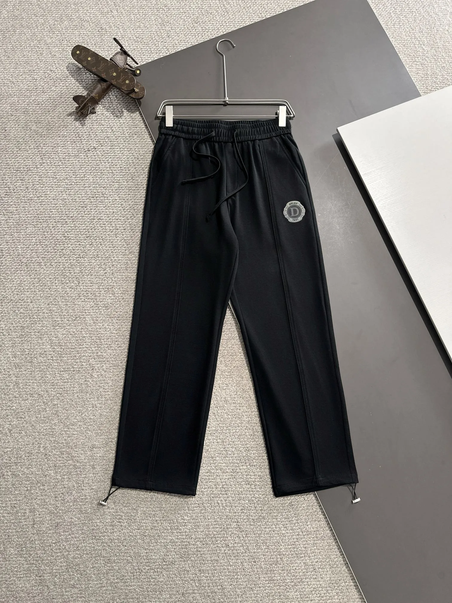 🅿️380 next day shipping Dior 2025 spring and summer new elastic band casual pants, thin counter custom fabrics, high breathability and comfort, impeccable details, brand element design concept, reflecting high quality. It feels delicate and soft! It presents a casual cut and the upper body shape is great! Size: M-4XL