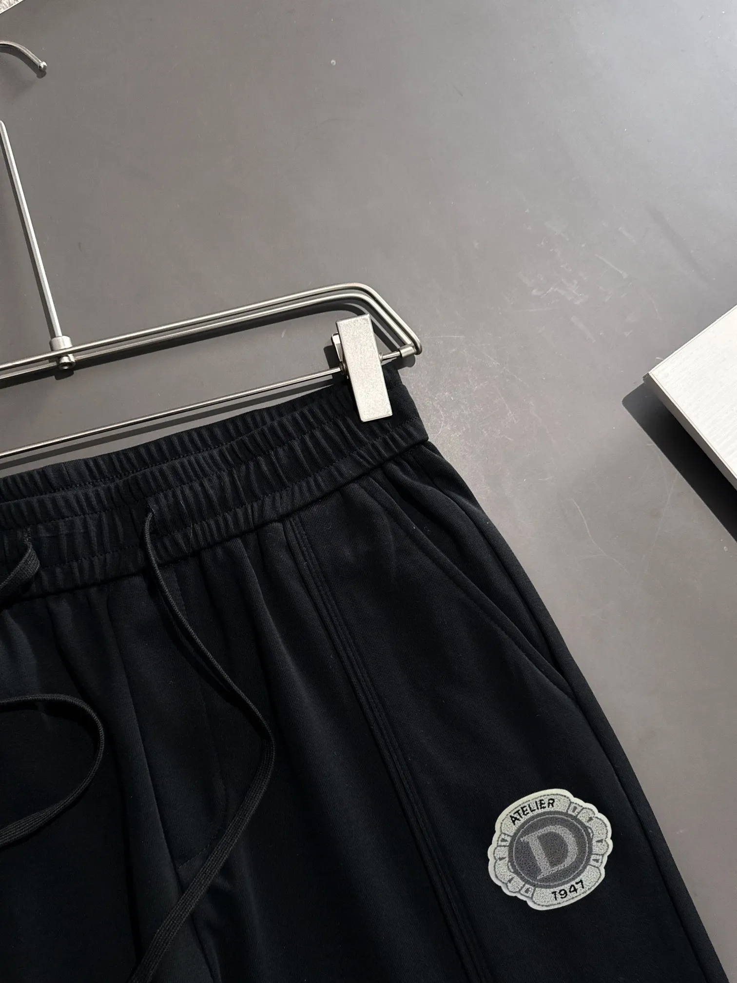 🅿️380 next day shipping Dior 2025 spring and summer new elastic band casual pants, thin counter custom fabrics, high breathability and comfort, impeccable details, brand element design concept, reflecting high quality. It feels delicate and soft! It presents a casual cut and the upper body shape is great! Size: M-4XL
