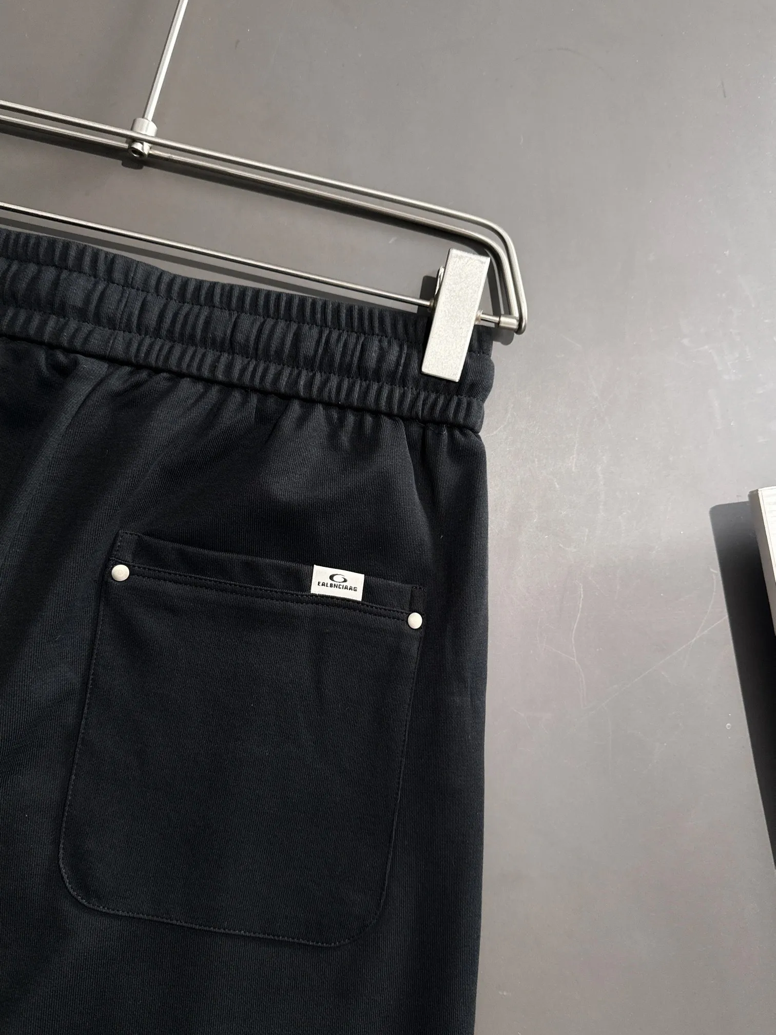 🅿️380 next day shipping Dior 2025 spring and summer new elastic band casual pants, thin counter custom fabrics, high breathability and comfort, impeccable details, brand element design concept, reflecting high quality. It feels delicate and soft! It presents a casual cut and the upper body shape is great! Size: M-4XL