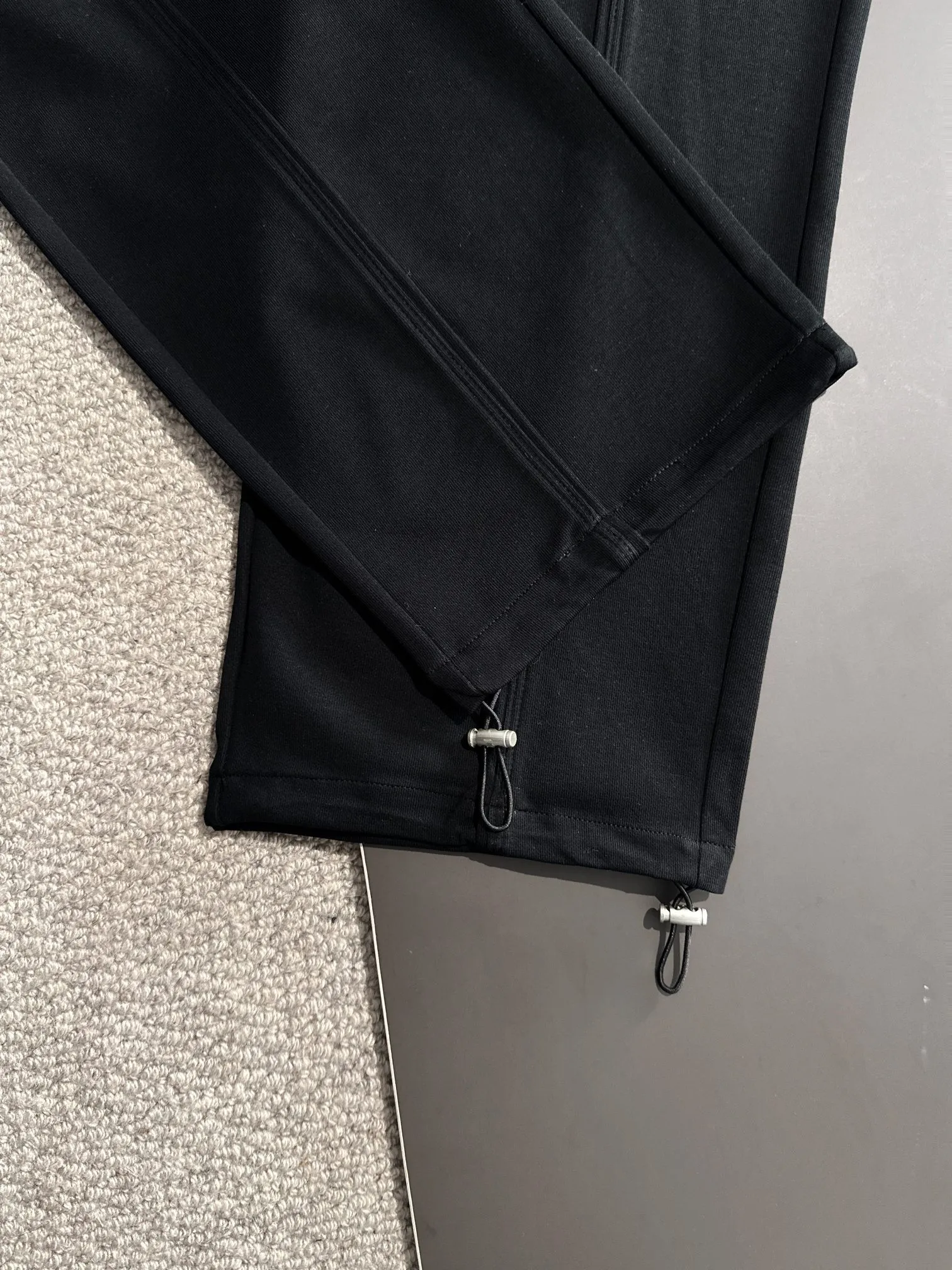 🅿️380 next day shipping Dior 2025 spring and summer new elastic band casual pants, thin counter custom fabrics, high breathability and comfort, impeccable details, brand element design concept, reflecting high quality. It feels delicate and soft! It presents a casual cut and the upper body shape is great! Size: M-4XL