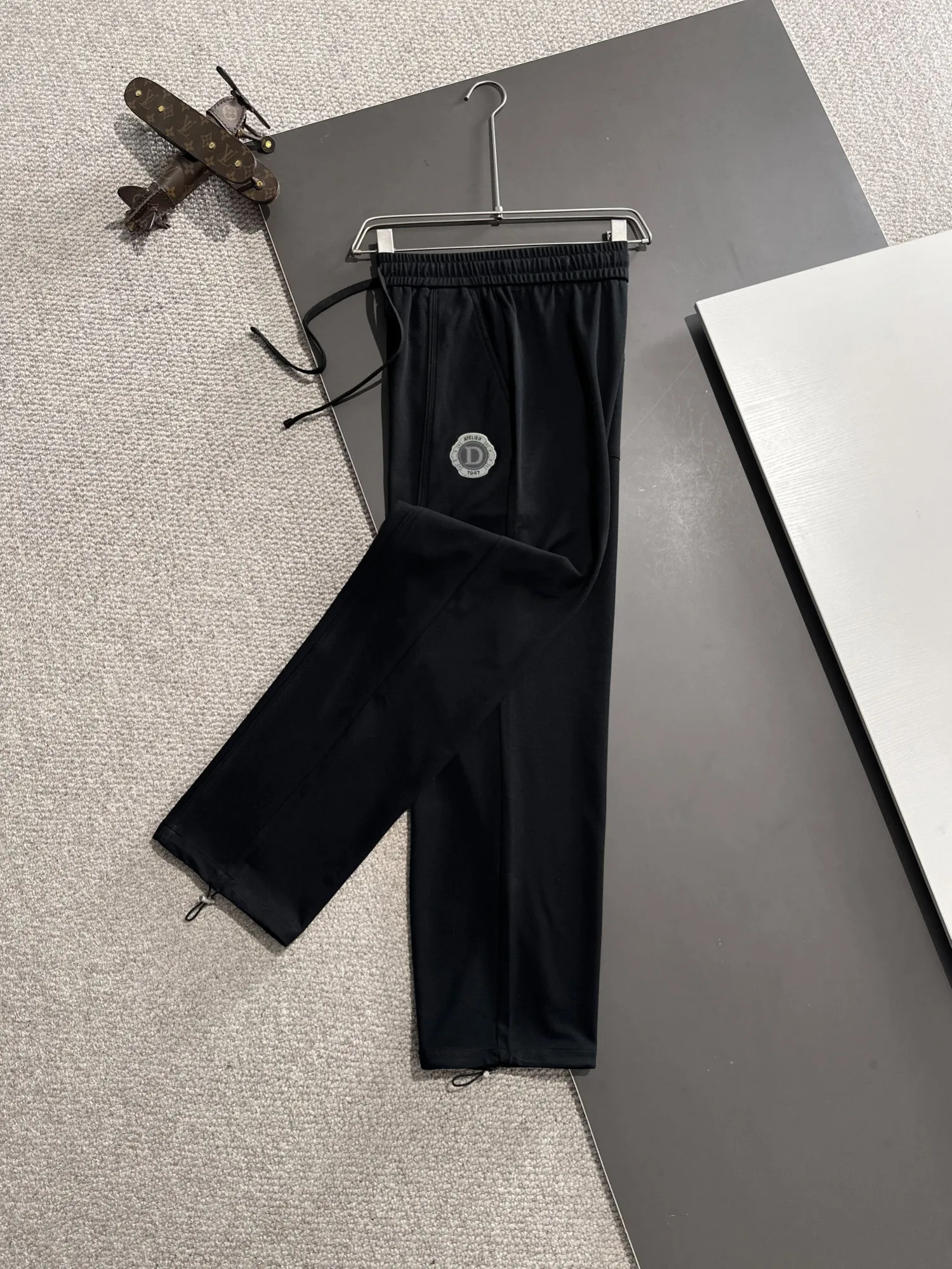 🅿️380 next day shipping Dior 2025 spring and summer new elastic band casual pants, thin counter custom fabrics, high breathability and comfort, impeccable details, brand element design concept, reflecting high quality. It feels delicate and soft! It presents a casual cut and the upper body shape is great! Size: M-4XL