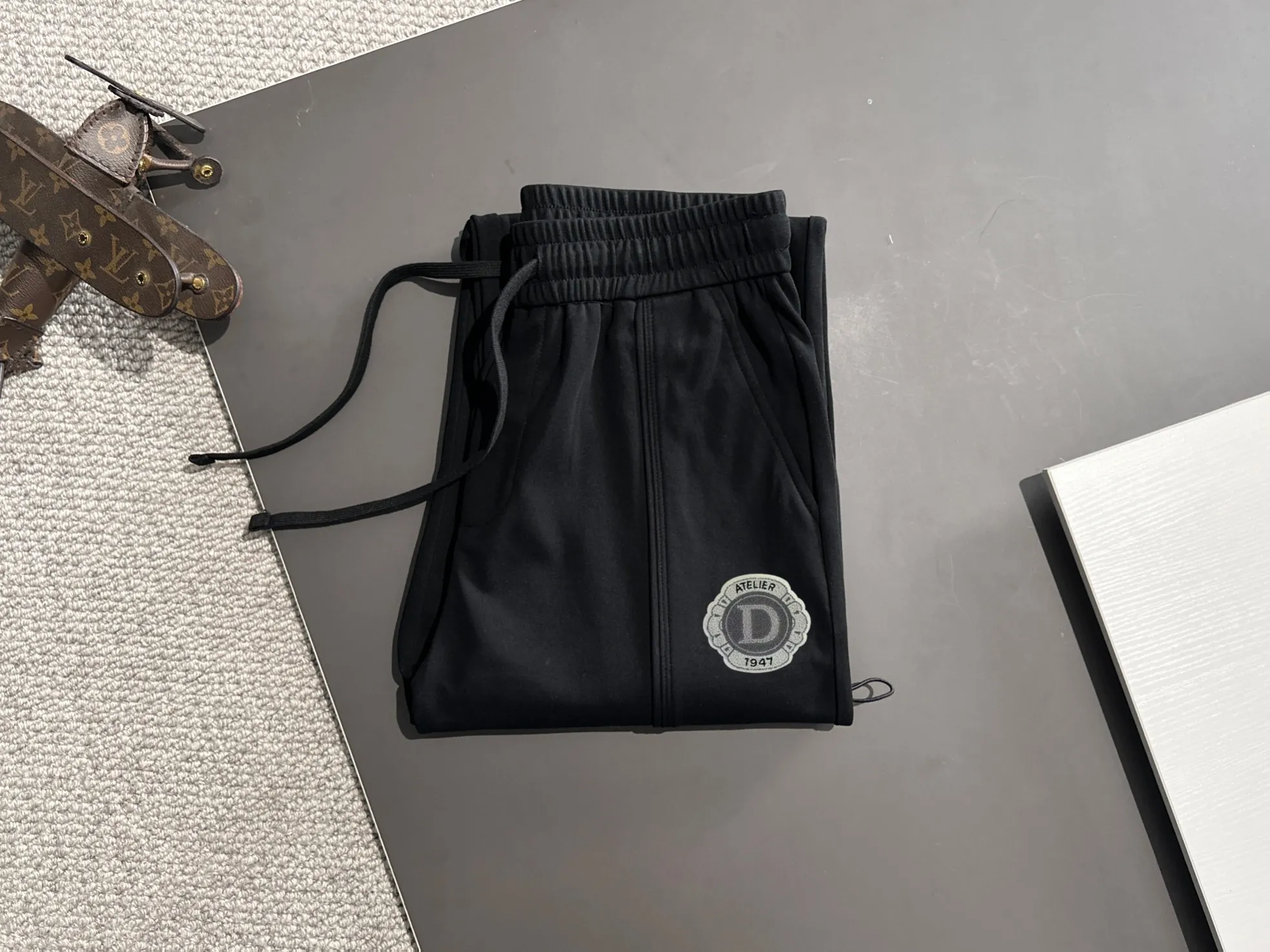 🅿️380 next day shipping Dior 2025 spring and summer new elastic band casual pants, thin counter custom fabrics, high breathability and comfort, impeccable details, brand element design concept, reflecting high quality. It feels delicate and soft! It presents a casual cut and the upper body shape is great! Size: M-4XL