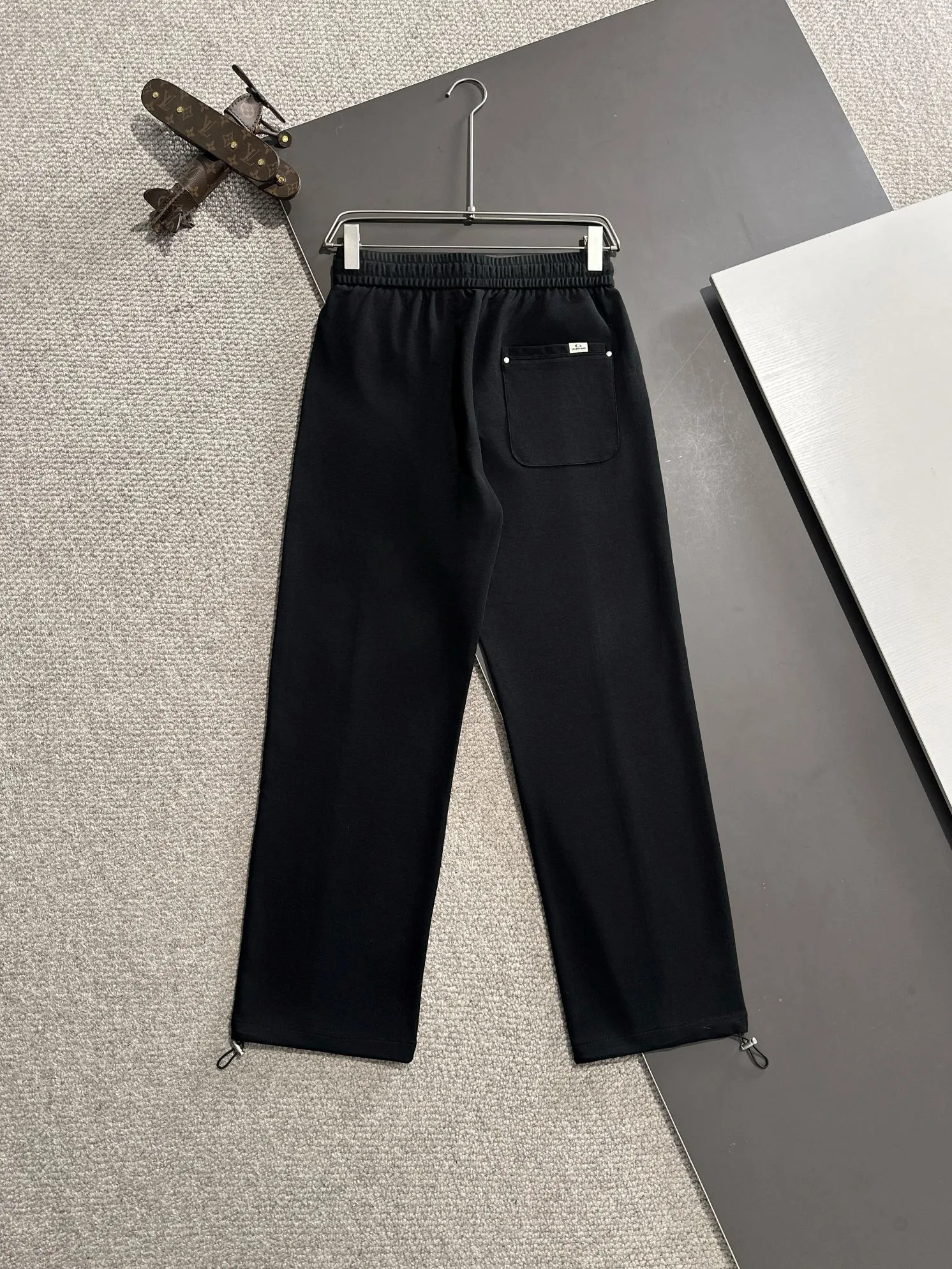 🅿️380 next day shipping Dior 2025 spring and summer new elastic band casual pants, thin counter custom fabrics, high breathability and comfort, impeccable details, brand element design concept, reflecting high quality. It feels delicate and soft! It presents a casual cut and the upper body shape is great! Size: M-4XL