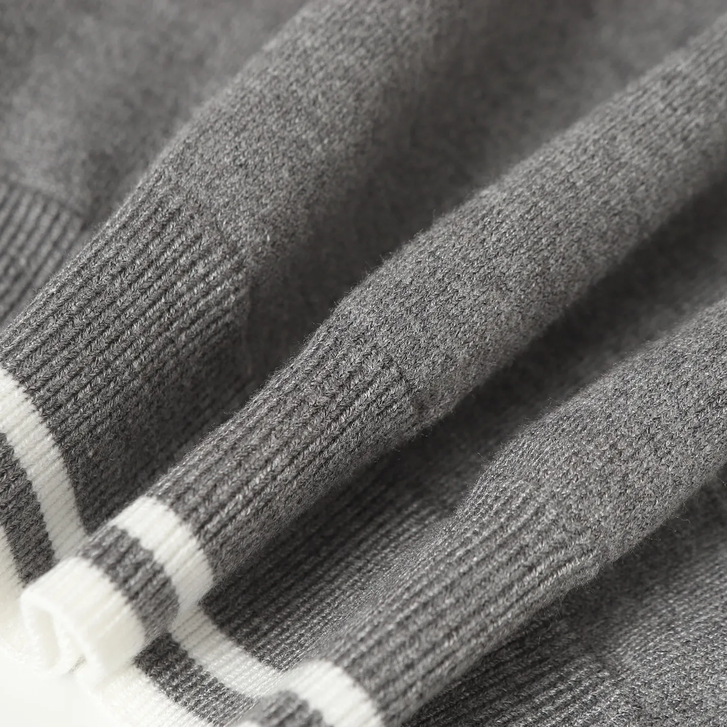 🅿️390 CD 24FW letter embroidered crew neck sweater, originally purchased and developed for 13,000, using 70 wool, 30 camel hair blended 40 count double-ply yarn to carry the ball. The pattern-spun yarn is custom-dyed in gray, and an imported 12-needle knitting machine is used for the plain weave process. The embroidery uses high-density three-dimensional embroidery process, and the entire garment is specially washed with wool to prevent shrinkage. Buttons are custom made of natural resin with logo engraving. Same style for men and women! size: S/M/L