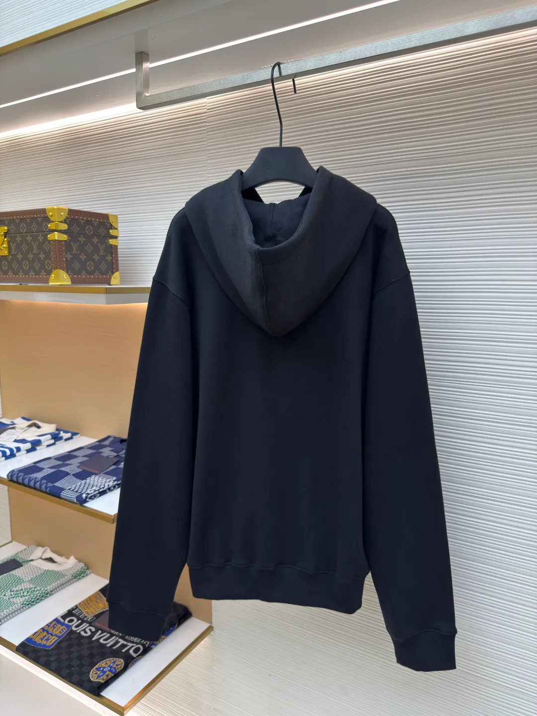 DIOR logo embroidered long-sleeved hoodie ●Authentic product: purchased and developed by 3974 ●Item number: 1680345-A85 ●Fabric: pure cotton fabric ●Technology: embroidery production ●Version: loose fit ●Weight: about 755 grams ●Size: S-M-L-XL ●Description: Made of customized cotton fabric, with classic high-density logo embroidery on the chest and velvet design on the inside. It can be matched with bottoms of the same season to create a fashionable look. It can be worn inside or outside to suit various occasions. Customized accessories, complete with three labels, same style for men and women!