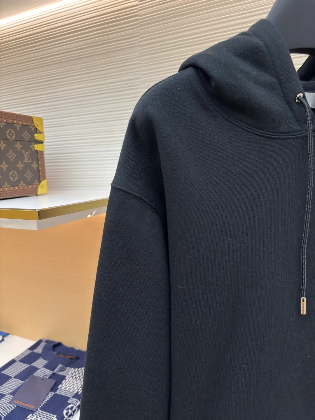 DIOR logo embroidered long-sleeved hoodie ●Authentic product: purchased and developed by 3974 ●Item number: 1680345-A85 ●Fabric: pure cotton fabric ●Technology: embroidery production ●Version: loose fit ●Weight: about 755 grams ●Size: S-M-L-XL ●Description: Made of customized cotton fabric, with classic high-density logo embroidery on the chest and velvet design on the inside. It can be matched with bottoms of the same season to create a fashionable look. It can be worn inside or outside to suit various occasions. Customized accessories, complete with three labels, same style for men and women!