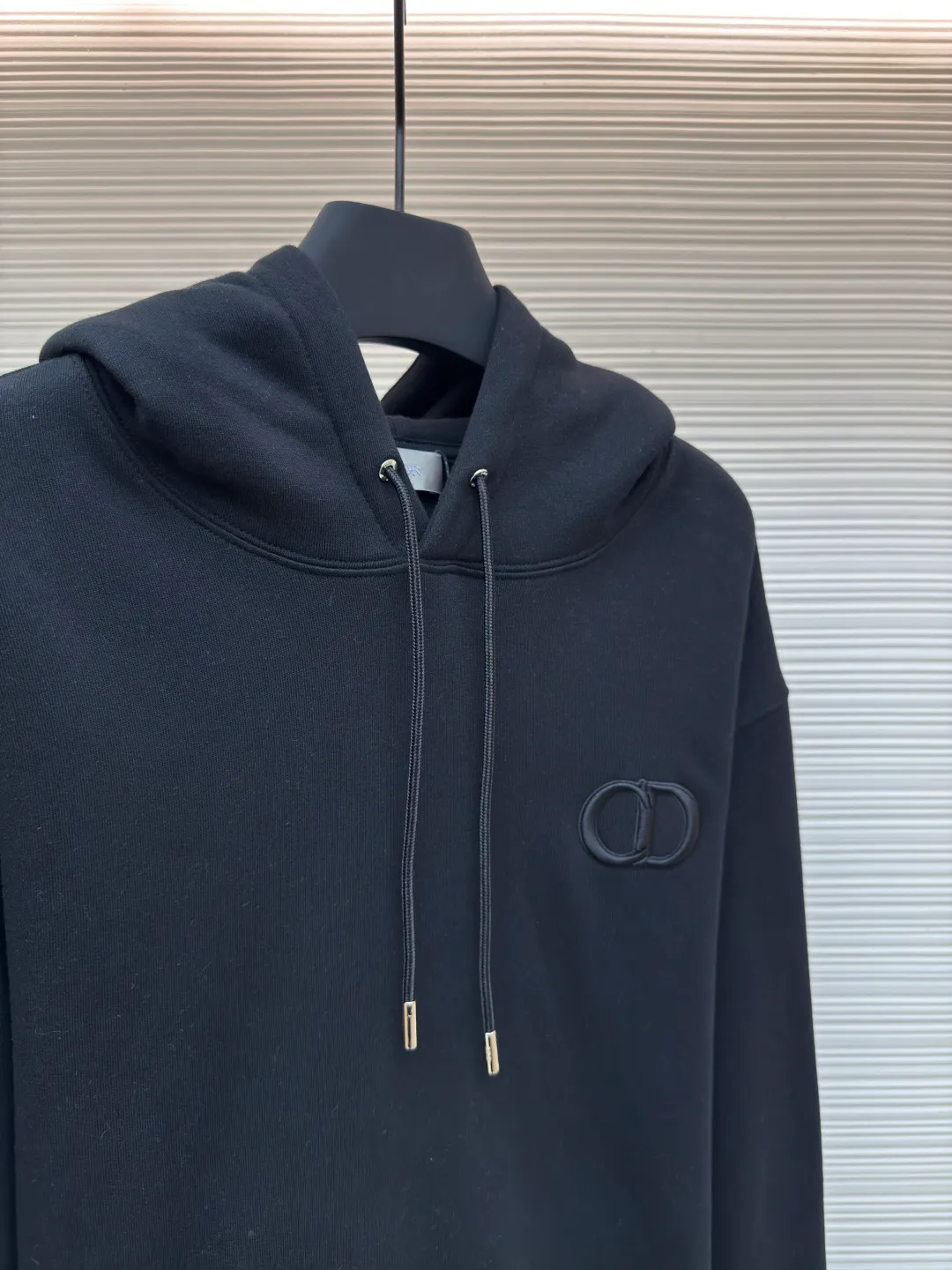 DIOR logo embroidered long-sleeved hoodie ●Authentic product: purchased and developed by 3974 ●Item number: 1680345-A85 ●Fabric: pure cotton fabric ●Technology: embroidery production ●Version: loose fit ●Weight: about 755 grams ●Size: S-M-L-XL ●Description: Made of customized cotton fabric, with classic high-density logo embroidery on the chest and velvet design on the inside. It can be matched with bottoms of the same season to create a fashionable look. It can be worn inside or outside to suit various occasions. Customized accessories, complete with three labels, same style for men and women!