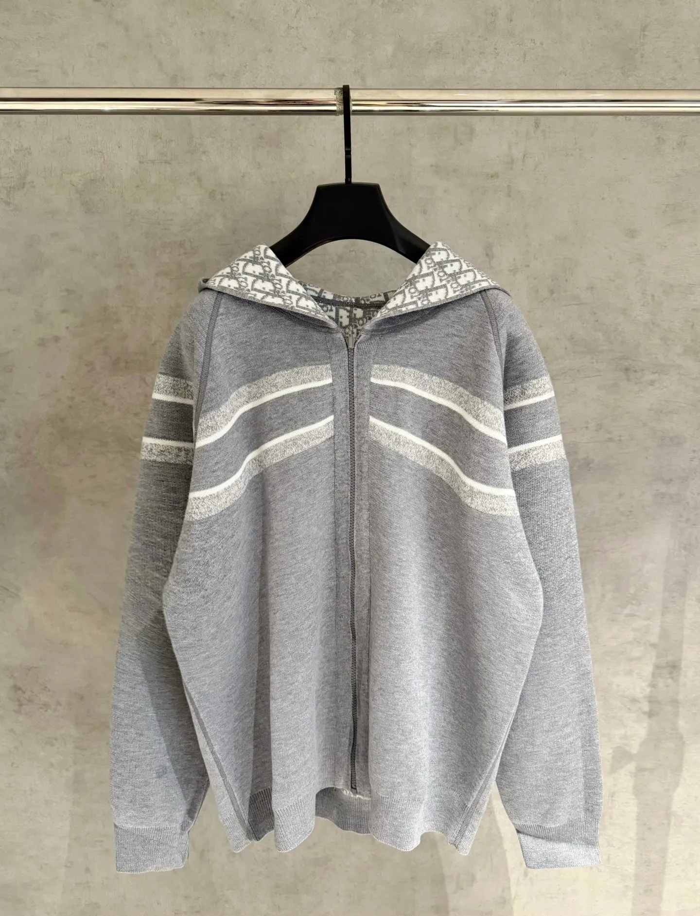 🅿️590 Strict quality control】DIOR/Dior double-sided jacquard cashmere knitted hooded sweater (enlarged version to differentiate the market) The fabric is made of cashmere blended knitted fabric, which is soft and comfortable. It features a zip closure at the front and subtle ribbed trimming at the cuffs and hem. The reversible design features a solid tone on one side and the brand's signature Oblique pattern on the other, with Cistian strap detailing on the back. The unlined cut ensures a light and effortless fit, while the slim fit creates an elegant silhouette. The entire piece has exquisite craftsmanship, double-sided knitting technology enables reversible wear, and ribbed edges enhance the three-dimensional effect. Dry cleaning and maintenance are recommended to maintain the delicate texture of cashmere fabrics. Color: Navy Gray Size: M L XL 2xl