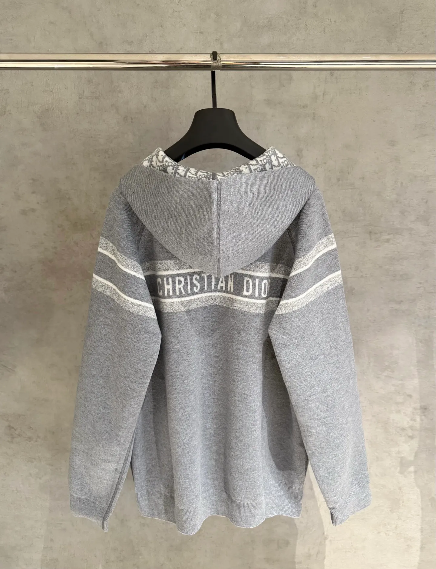 🅿️590 Strict quality control】DIOR/Dior double-sided jacquard cashmere knitted hooded sweater (enlarged version to differentiate the market) The fabric is made of cashmere blended knitted fabric, which is soft and comfortable. It features a zip closure at the front and subtle ribbed trimming at the cuffs and hem. The reversible design features a solid tone on one side and the brand's signature Oblique pattern on the other, with Cistian strap detailing on the back. The unlined cut ensures a light and effortless fit, while the slim fit creates an elegant silhouette. The entire piece has exquisite craftsmanship, double-sided knitting technology enables reversible wear, and ribbed edges enhance the three-dimensional effect. Dry cleaning and maintenance are recommended to maintain the delicate texture of cashmere fabrics. Color: Navy Gray Size: M L XL 2xl