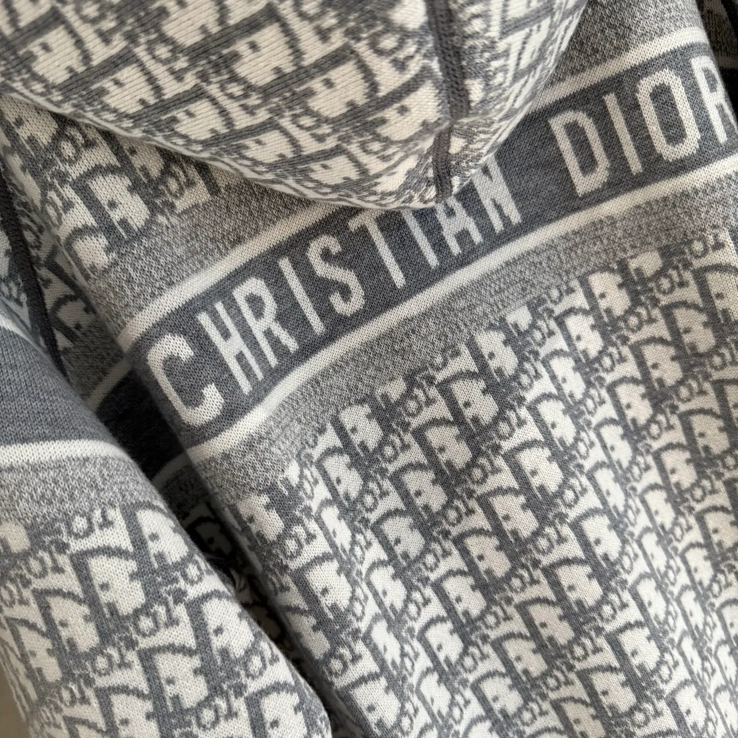 🅿️590 Strict quality control】DIOR/Dior double-sided jacquard cashmere knitted hooded sweater (enlarged version to differentiate the market) The fabric is made of cashmere blended knitted fabric, which is soft and comfortable. It features a zip closure at the front and subtle ribbed trimming at the cuffs and hem. The reversible design features a solid tone on one side and the brand's signature Oblique pattern on the other, with Cistian strap detailing on the back. The unlined cut ensures a light and effortless fit, while the slim fit creates an elegant silhouette. The entire piece has exquisite craftsmanship, double-sided knitting technology enables reversible wear, and ribbed edges enhance the three-dimensional effect. Dry cleaning and maintenance are recommended to maintain the delicate texture of cashmere fabrics. Color: Navy Gray Size: M L XL 2xl