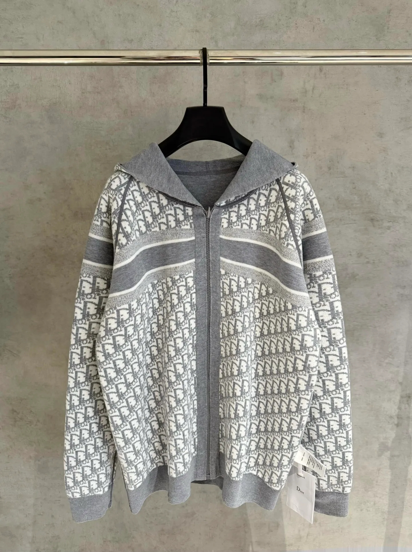 🅿️590 Strict quality control】DIOR/Dior double-sided jacquard cashmere knitted hooded sweater (enlarged version to differentiate the market) The fabric is made of cashmere blended knitted fabric, which is soft and comfortable. It features a zip closure at the front and subtle ribbed trimming at the cuffs and hem. The reversible design features a solid tone on one side and the brand's signature Oblique pattern on the other, with Cistian strap detailing on the back. The unlined cut ensures a light and effortless fit, while the slim fit creates an elegant silhouette. The entire piece has exquisite craftsmanship, double-sided knitting technology enables reversible wear, and ribbed edges enhance the three-dimensional effect. Dry cleaning and maintenance are recommended to maintain the delicate texture of cashmere fabrics. Color: Navy Gray Size: M L XL 2xl