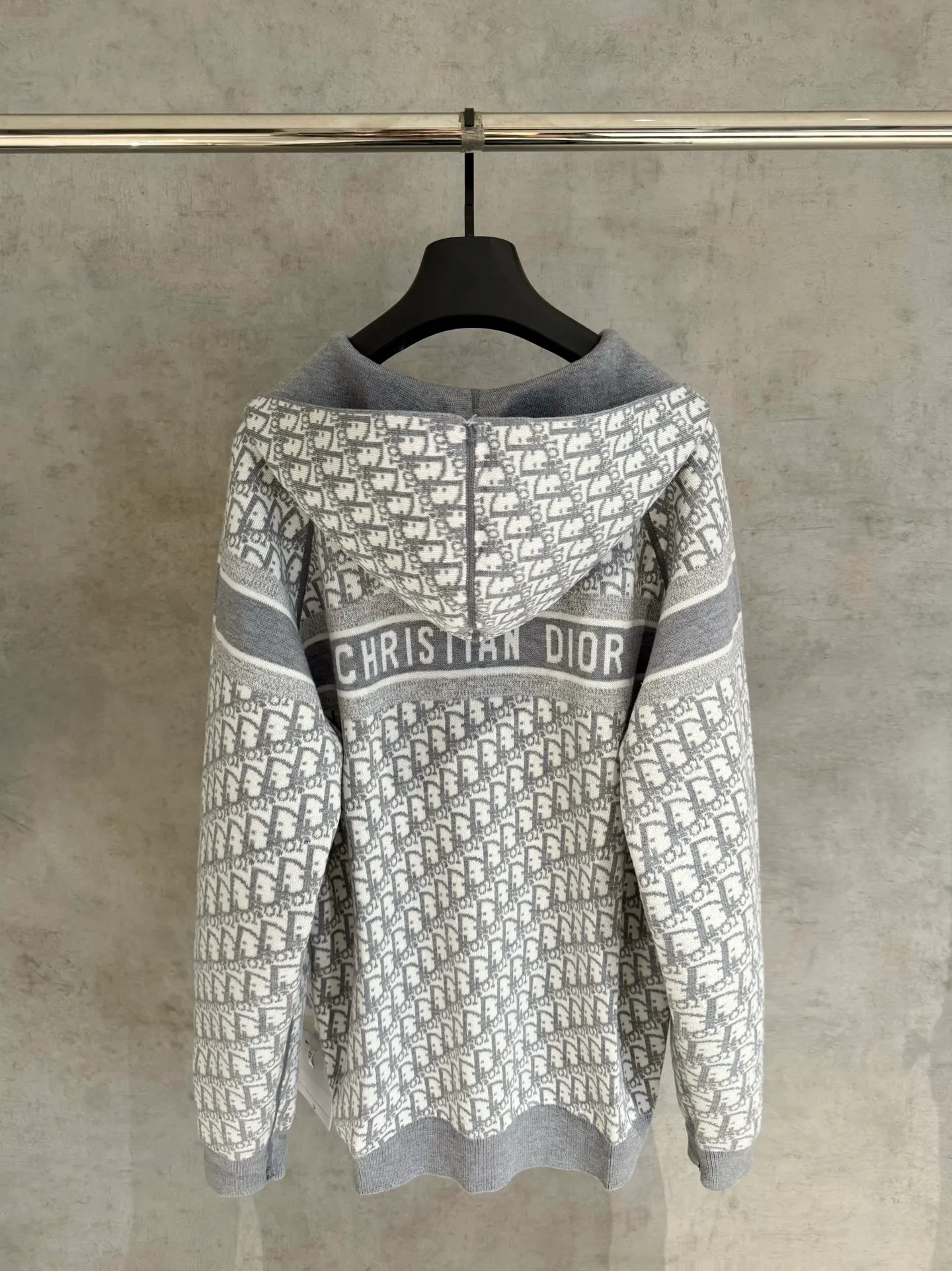 🅿️590 Strict quality control】DIOR/Dior double-sided jacquard cashmere knitted hooded sweater (enlarged version to differentiate the market) The fabric is made of cashmere blended knitted fabric, which is soft and comfortable. It features a zip closure at the front and subtle ribbed trimming at the cuffs and hem. The reversible design features a solid tone on one side and the brand's signature Oblique pattern on the other, with Cistian strap detailing on the back. The unlined cut ensures a light and effortless fit, while the slim fit creates an elegant silhouette. The entire piece has exquisite craftsmanship, double-sided knitting technology enables reversible wear, and ribbed edges enhance the three-dimensional effect. Dry cleaning and maintenance are recommended to maintain the delicate texture of cashmere fabrics. Color: Navy Gray Size: M L XL 2xl