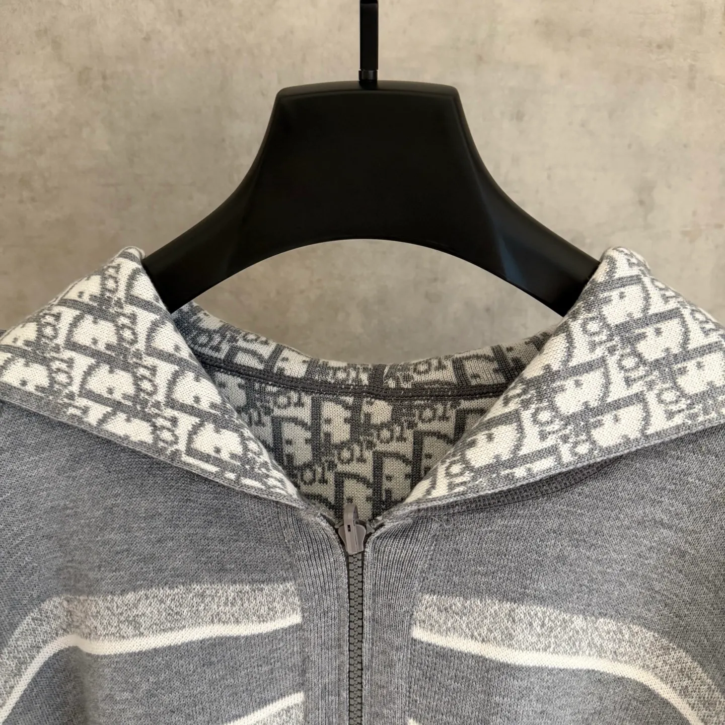 🅿️590 Strict quality control】DIOR/Dior double-sided jacquard cashmere knitted hooded sweater (enlarged version to differentiate the market) The fabric is made of cashmere blended knitted fabric, which is soft and comfortable. It features a zip closure at the front and subtle ribbed trimming at the cuffs and hem. The reversible design features a solid tone on one side and the brand's signature Oblique pattern on the other, with Cistian strap detailing on the back. The unlined cut ensures a light and effortless fit, while the slim fit creates an elegant silhouette. The entire piece has exquisite craftsmanship, double-sided knitting technology enables reversible wear, and ribbed edges enhance the three-dimensional effect. Dry cleaning and maintenance are recommended to maintain the delicate texture of cashmere fabrics. Color: Navy Gray Size: M L XL 2xl