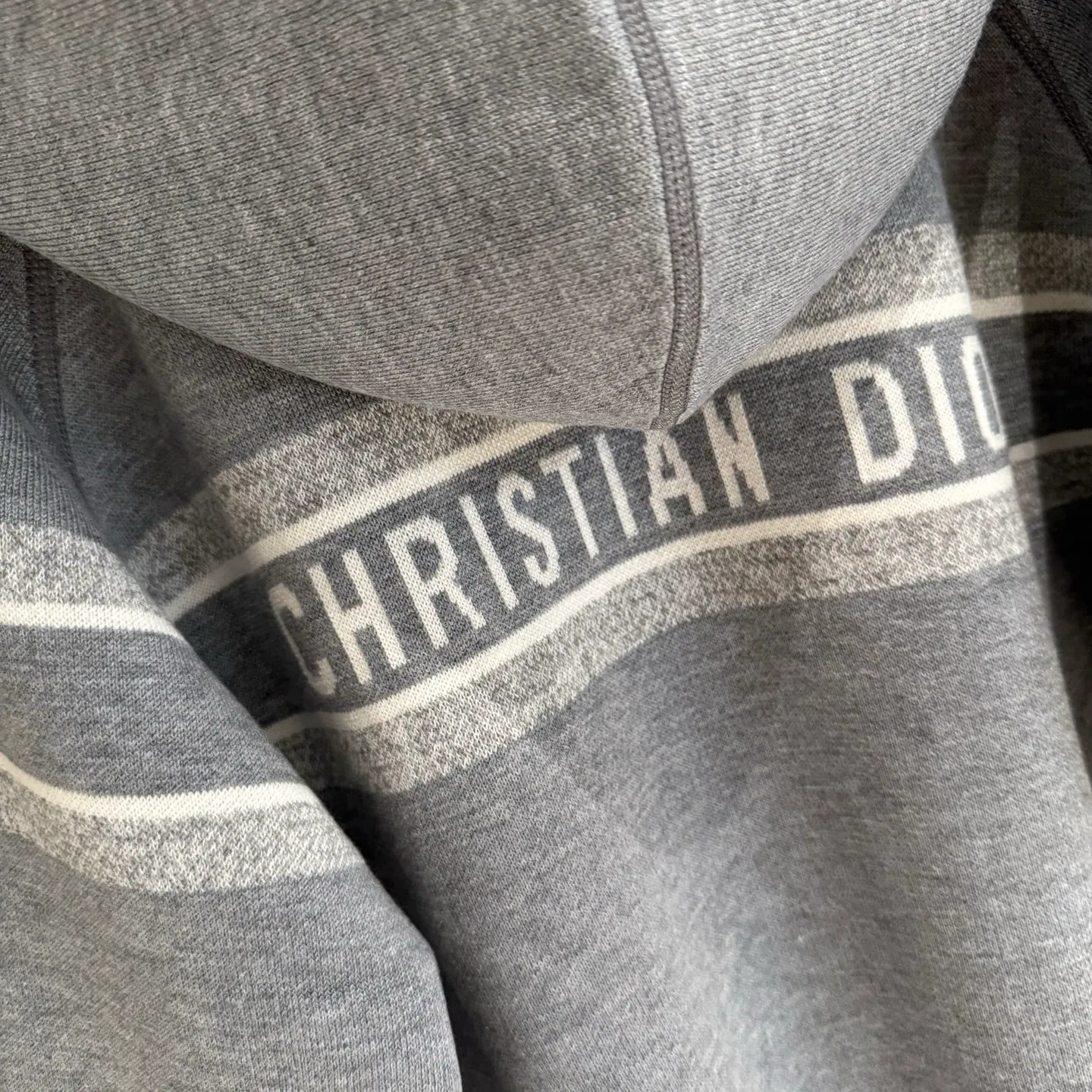 🅿️590 Strict quality control】DIOR/Dior double-sided jacquard cashmere knitted hooded sweater (enlarged version to differentiate the market) The fabric is made of cashmere blended knitted fabric, which is soft and comfortable. It features a zip closure at the front and subtle ribbed trimming at the cuffs and hem. The reversible design features a solid tone on one side and the brand's signature Oblique pattern on the other, with Cistian strap detailing on the back. The unlined cut ensures a light and effortless fit, while the slim fit creates an elegant silhouette. The entire piece has exquisite craftsmanship, double-sided knitting technology enables reversible wear, and ribbed edges enhance the three-dimensional effect. Dry cleaning and maintenance are recommended to maintain the delicate texture of cashmere fabrics. Color: Navy Gray Size: M L XL 2xl