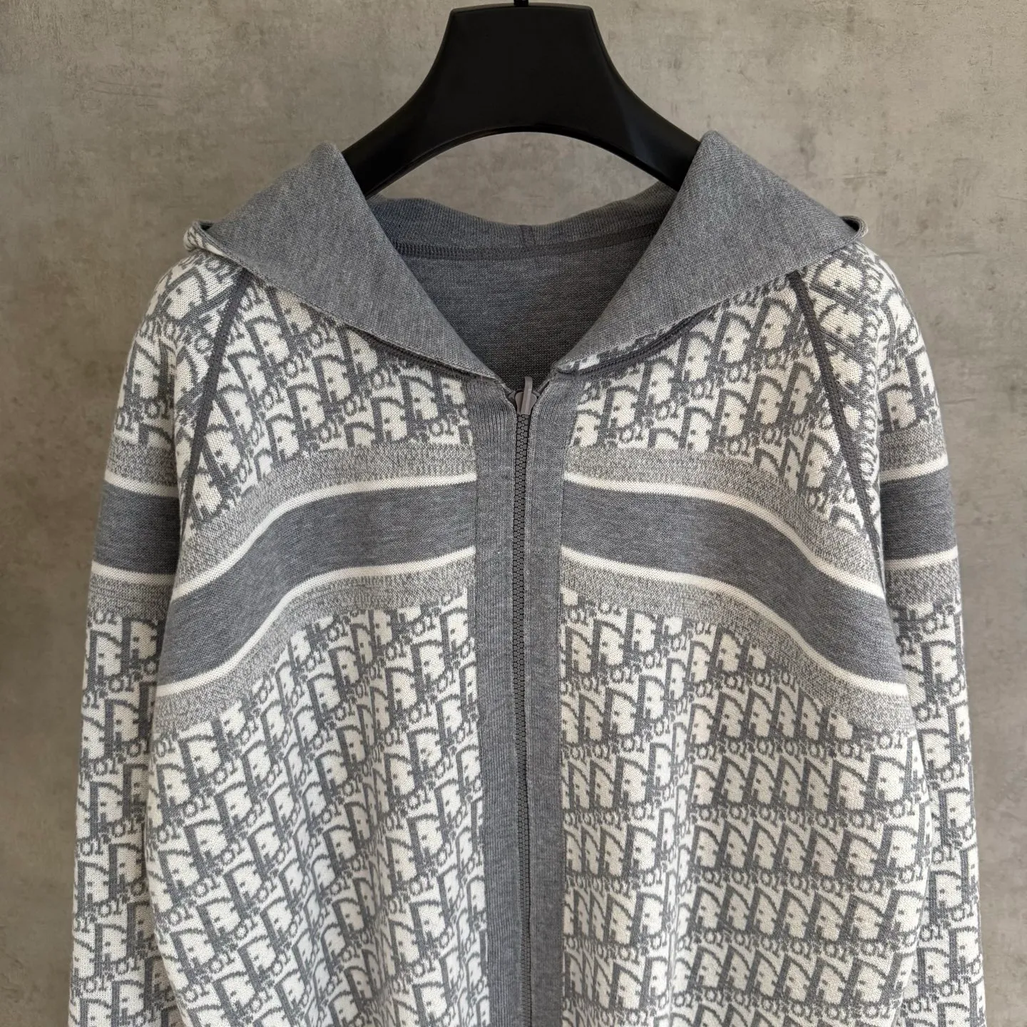 🅿️590 Strict quality control】DIOR/Dior double-sided jacquard cashmere knitted hooded sweater (enlarged version to differentiate the market) The fabric is made of cashmere blended knitted fabric, which is soft and comfortable. It features a zip closure at the front and subtle ribbed trimming at the cuffs and hem. The reversible design features a solid tone on one side and the brand's signature Oblique pattern on the other, with Cistian strap detailing on the back. The unlined cut ensures a light and effortless fit, while the slim fit creates an elegant silhouette. The entire piece has exquisite craftsmanship, double-sided knitting technology enables reversible wear, and ribbed edges enhance the three-dimensional effect. Dry cleaning and maintenance are recommended to maintain the delicate texture of cashmere fabrics. Color: Navy Gray Size: M L XL 2xl