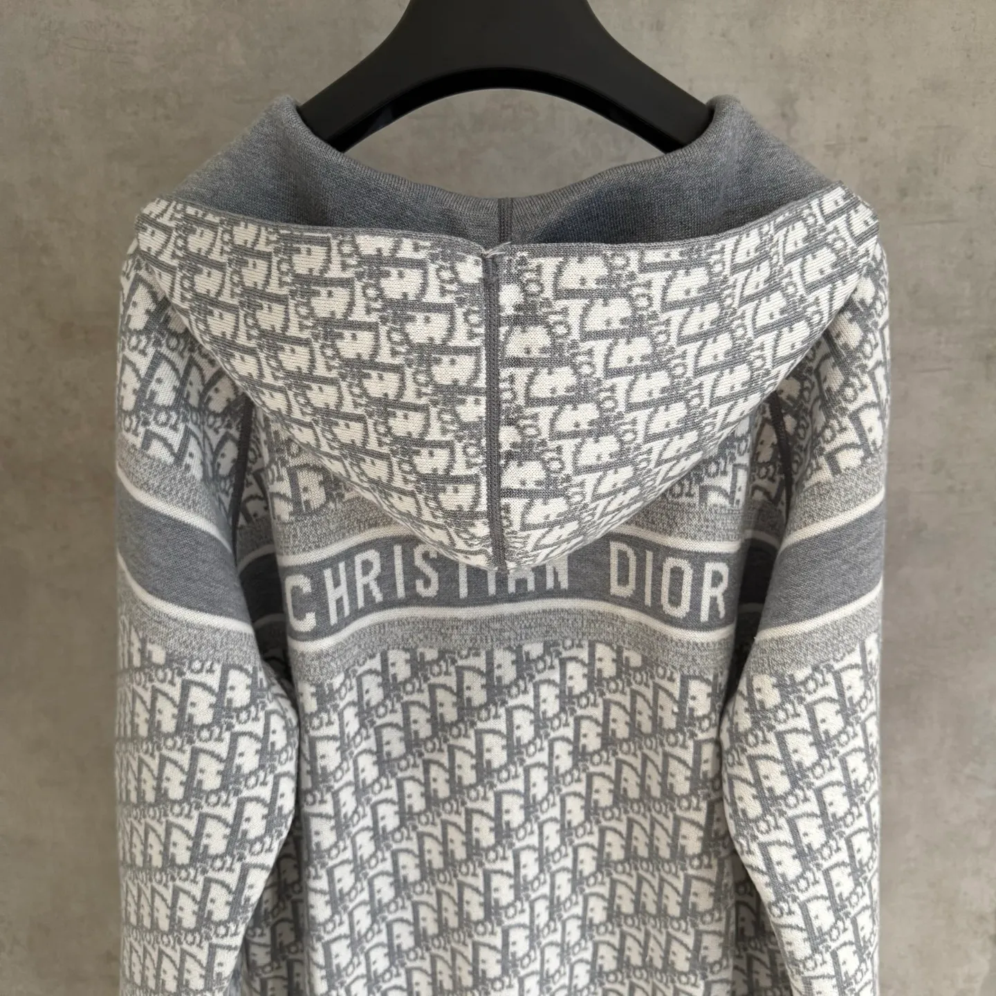 🅿️590 Strict quality control】DIOR/Dior double-sided jacquard cashmere knitted hooded sweater (enlarged version to differentiate the market) The fabric is made of cashmere blended knitted fabric, which is soft and comfortable. It features a zip closure at the front and subtle ribbed trimming at the cuffs and hem. The reversible design features a solid tone on one side and the brand's signature Oblique pattern on the other, with Cistian strap detailing on the back. The unlined cut ensures a light and effortless fit, while the slim fit creates an elegant silhouette. The entire piece has exquisite craftsmanship, double-sided knitting technology enables reversible wear, and ribbed edges enhance the three-dimensional effect. Dry cleaning and maintenance are recommended to maintain the delicate texture of cashmere fabrics. Color: Navy Gray Size: M L XL 2xl