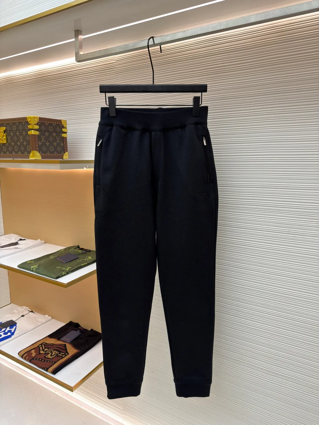 Dior presbyopic wool and cashmere legged trousers ●Item number: 1680908-B15 ●Material: wool cashmere fabric ●Technology: jacquard texture production ●Version: fitted version ●Weight: about 645 grams ●Size: S-M-L-XL ●Description: The fabric is made of cashmere fabric, containing 50% wool and pure cotton, with original hemming inside, jacquard letters, integrated design. One side has a solid color logo, and the spliced side has a classic presbyopia. It can be worn on both sides to change the style at any time. Customized imported velvet imported machine weaving, the material is conscientious and full of high-end texture. It is comfortable to wear and skin-friendly. It is made by a large factory and has perfect details and texture. The fabric is made of imported cashmere yarn. New product for early autumn! Hot style return! New version of dropped shoulder design High-grade navy blue presbyopic logo zipper cashmere jacket. Reversible. The letter jacquard texture on the back is luxurious and handsome. The hooded design is fashionable and advanced. The classic version does not make people look slimmer. Highly recommended! The overall wiring is straight and delicate, the fabric is comfortable and soft, and the color is consistent without color difference. It can be matched with the same style to create a fashionable look and control various occasions. Customized accessories, complete with three standards, same style for men and women!