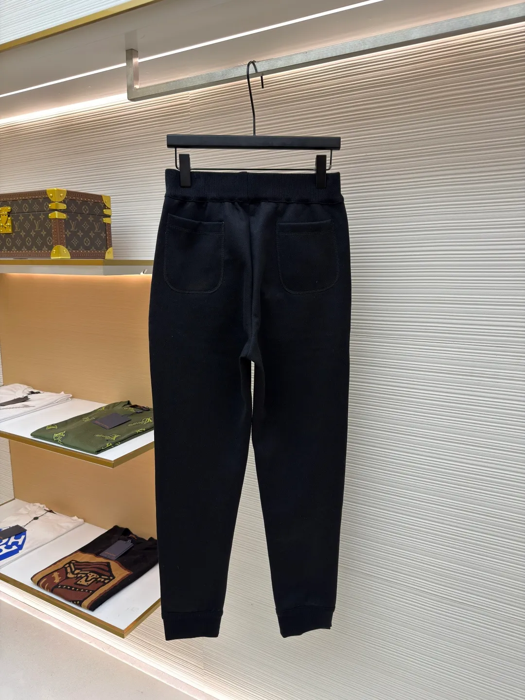 Dior presbyopic wool and cashmere legged trousers ●Item number: 1680908-B15 ●Material: wool cashmere fabric ●Technology: jacquard texture production ●Version: fitted version ●Weight: about 645 grams ●Size: S-M-L-XL ●Description: The fabric is made of cashmere fabric, containing 50% wool and pure cotton, with original hemming inside, jacquard letters, integrated design. One side has a solid color logo, and the spliced side has a classic presbyopia. It can be worn on both sides to change the style at any time. Customized imported velvet imported machine weaving, the material is conscientious and full of high-end texture. It is comfortable to wear and skin-friendly. It is made by a large factory and has perfect details and texture. The fabric is made of imported cashmere yarn. New product for early autumn! Hot style return! New version of dropped shoulder design High-grade navy blue presbyopic logo zipper cashmere jacket. Reversible. The letter jacquard texture on the back is luxurious and handsome. The hooded design is fashionable and advanced. The classic version does not make people look slimmer. Highly recommended! The overall wiring is straight and delicate, the fabric is comfortable and soft, and the color is consistent without color difference. It can be matched with the same style to create a fashionable look and control various occasions. Customized accessories, complete with three standards, same style for men and women!