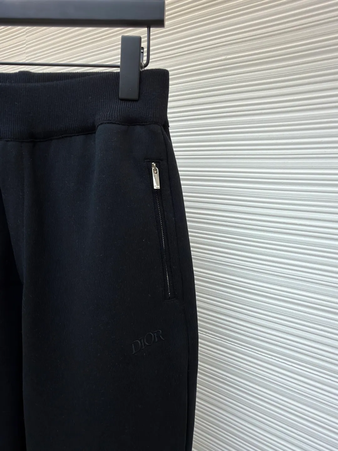 Dior presbyopic wool and cashmere legged trousers ●Item number: 1680908-B15 ●Material: wool cashmere fabric ●Technology: jacquard texture production ●Version: fitted version ●Weight: about 645 grams ●Size: S-M-L-XL ●Description: The fabric is made of cashmere fabric, containing 50% wool and pure cotton, with original hemming inside, jacquard letters, integrated design. One side has a solid color logo, and the spliced side has a classic presbyopia. It can be worn on both sides to change the style at any time. Customized imported velvet imported machine weaving, the material is conscientious and full of high-end texture. It is comfortable to wear and skin-friendly. It is made by a large factory and has perfect details and texture. The fabric is made of imported cashmere yarn. New product for early autumn! Hot style return! New version of dropped shoulder design High-grade navy blue presbyopic logo zipper cashmere jacket. Reversible. The letter jacquard texture on the back is luxurious and handsome. The hooded design is fashionable and advanced. The classic version does not make people look slimmer. Highly recommended! The overall wiring is straight and delicate, the fabric is comfortable and soft, and the color is consistent without color difference. It can be matched with the same style to create a fashionable look and control various occasions. Customized accessories, complete with three standards, same style for men and women!