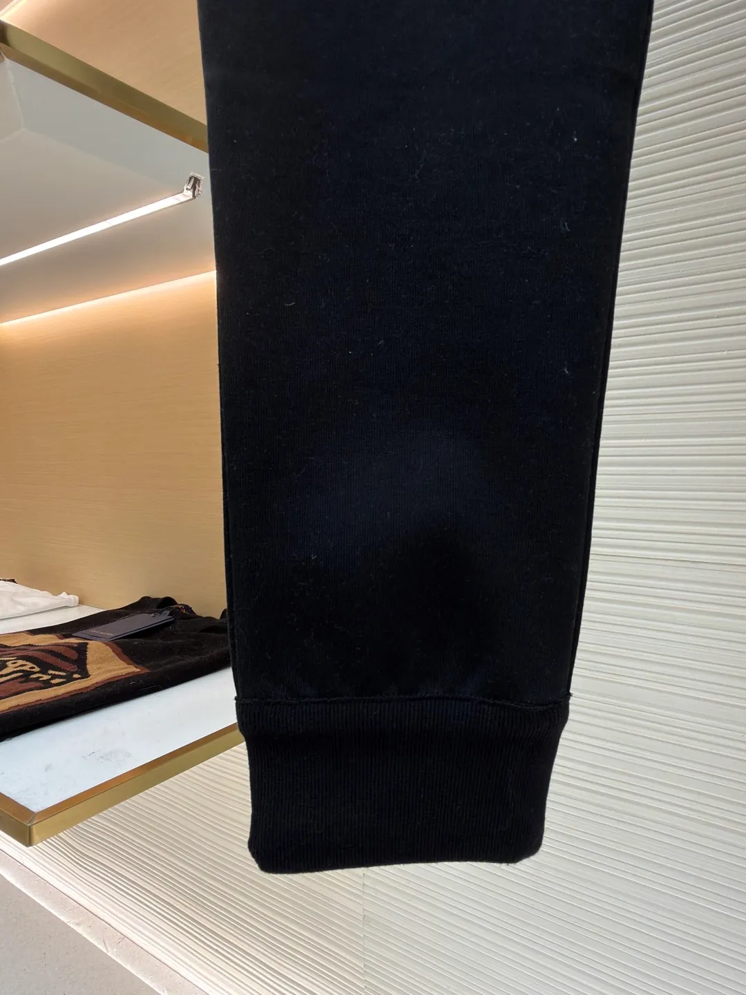 Dior presbyopic wool and cashmere legged trousers ●Item number: 1680908-B15 ●Material: wool cashmere fabric ●Technology: jacquard texture production ●Version: fitted version ●Weight: about 645 grams ●Size: S-M-L-XL ●Description: The fabric is made of cashmere fabric, containing 50% wool and pure cotton, with original hemming inside, jacquard letters, integrated design. One side has a solid color logo, and the spliced side has a classic presbyopia. It can be worn on both sides to change the style at any time. Customized imported velvet imported machine weaving, the material is conscientious and full of high-end texture. It is comfortable to wear and skin-friendly. It is made by a large factory and has perfect details and texture. The fabric is made of imported cashmere yarn. New product for early autumn! Hot style return! New version of dropped shoulder design High-grade navy blue presbyopic logo zipper cashmere jacket. Reversible. The letter jacquard texture on the back is luxurious and handsome. The hooded design is fashionable and advanced. The classic version does not make people look slimmer. Highly recommended! The overall wiring is straight and delicate, the fabric is comfortable and soft, and the color is consistent without color difference. It can be matched with the same style to create a fashionable look and control various occasions. Customized accessories, complete with three standards, same style for men and women!