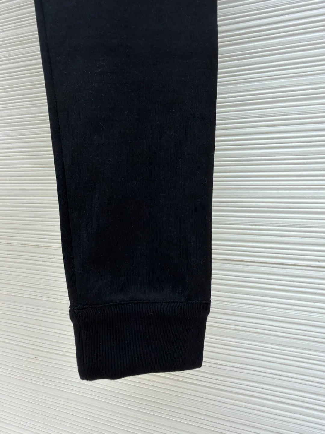 Dior presbyopic wool and cashmere legged trousers ●Item number: 1680908-B15 ●Material: wool cashmere fabric ●Technology: jacquard texture production ●Version: fitted version ●Weight: about 645 grams ●Size: S-M-L-XL ●Description: The fabric is made of cashmere fabric, containing 50% wool and pure cotton, with original hemming inside, jacquard letters, integrated design. One side has a solid color logo, and the spliced side has a classic presbyopia. It can be worn on both sides to change the style at any time. Customized imported velvet imported machine weaving, the material is conscientious and full of high-end texture. It is comfortable to wear and skin-friendly. It is made by a large factory and has perfect details and texture. The fabric is made of imported cashmere yarn. New product for early autumn! Hot style return! New version of dropped shoulder design High-grade navy blue presbyopic logo zipper cashmere jacket. Reversible. The letter jacquard texture on the back is luxurious and handsome. The hooded design is fashionable and advanced. The classic version does not make people look slimmer. Highly recommended! The overall wiring is straight and delicate, the fabric is comfortable and soft, and the color is consistent without color difference. It can be matched with the same style to create a fashionable look and control various occasions. Customized accessories, complete with three standards, same style for men and women!