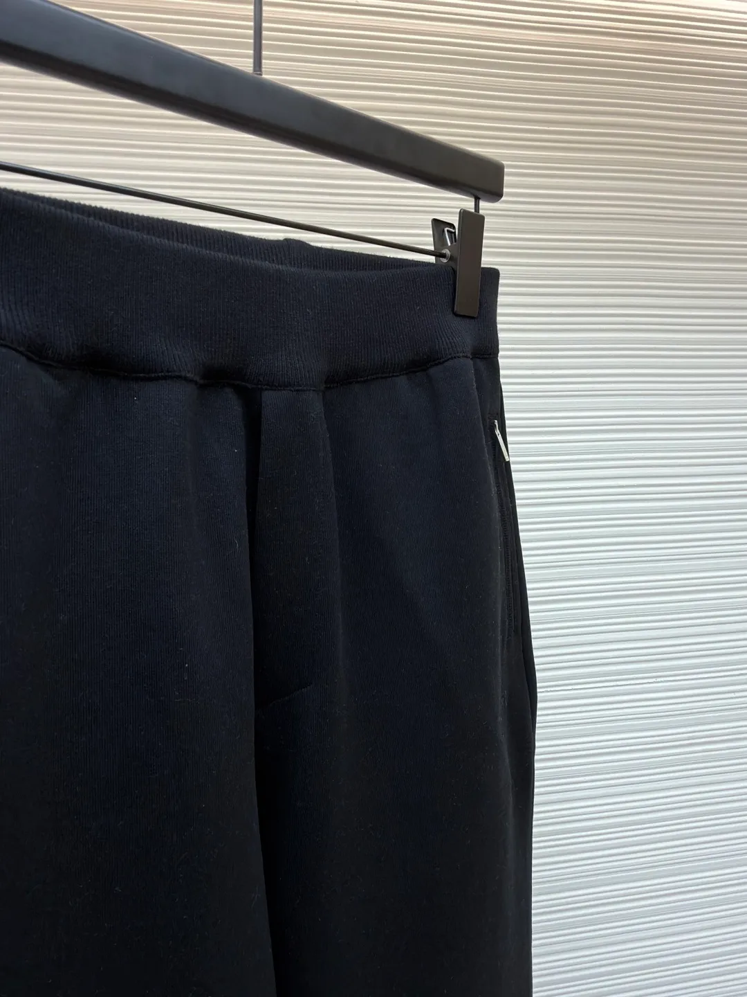 Dior presbyopic wool and cashmere legged trousers ●Item number: 1680908-B15 ●Material: wool cashmere fabric ●Technology: jacquard texture production ●Version: fitted version ●Weight: about 645 grams ●Size: S-M-L-XL ●Description: The fabric is made of cashmere fabric, containing 50% wool and pure cotton, with original hemming inside, jacquard letters, integrated design. One side has a solid color logo, and the spliced side has a classic presbyopia. It can be worn on both sides to change the style at any time. Customized imported velvet imported machine weaving, the material is conscientious and full of high-end texture. It is comfortable to wear and skin-friendly. It is made by a large factory and has perfect details and texture. The fabric is made of imported cashmere yarn. New product for early autumn! Hot style return! New version of dropped shoulder design High-grade navy blue presbyopic logo zipper cashmere jacket. Reversible. The letter jacquard texture on the back is luxurious and handsome. The hooded design is fashionable and advanced. The classic version does not make people look slimmer. Highly recommended! The overall wiring is straight and delicate, the fabric is comfortable and soft, and the color is consistent without color difference. It can be matched with the same style to create a fashionable look and control various occasions. Customized accessories, complete with three standards, same style for men and women!