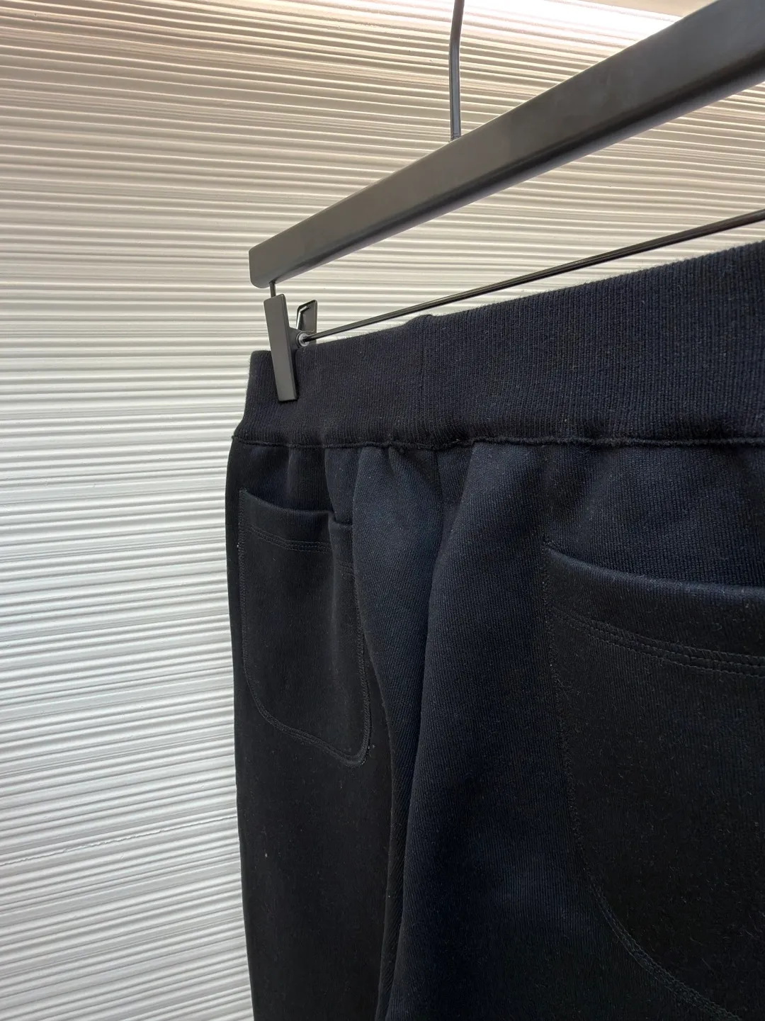 Dior presbyopic wool and cashmere legged trousers ●Item number: 1680908-B15 ●Material: wool cashmere fabric ●Technology: jacquard texture production ●Version: fitted version ●Weight: about 645 grams ●Size: S-M-L-XL ●Description: The fabric is made of cashmere fabric, containing 50% wool and pure cotton, with original hemming inside, jacquard letters, integrated design. One side has a solid color logo, and the spliced side has a classic presbyopia. It can be worn on both sides to change the style at any time. Customized imported velvet imported machine weaving, the material is conscientious and full of high-end texture. It is comfortable to wear and skin-friendly. It is made by a large factory and has perfect details and texture. The fabric is made of imported cashmere yarn. New product for early autumn! Hot style return! New version of dropped shoulder design High-grade navy blue presbyopic logo zipper cashmere jacket. Reversible. The letter jacquard texture on the back is luxurious and handsome. The hooded design is fashionable and advanced. The classic version does not make people look slimmer. Highly recommended! The overall wiring is straight and delicate, the fabric is comfortable and soft, and the color is consistent without color difference. It can be matched with the same style to create a fashionable look and control various occasions. Customized accessories, complete with three standards, same style for men and women!