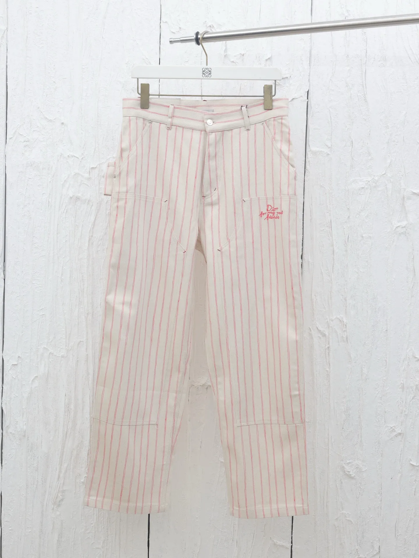 🅿️500 Dio*/Dior embroidered striped casual pants YB purchased the pattern, using customized cotton yarn-dyed fabric, with exquisite embroidery on the hem. Tajima embroidery machine imported from Japan, three-dimensional glue cotton embroidery thread embroidery, with patch bag design, dismantling the Y pattern to analyze the yarn specifications, counting the warp and weft density, ordering and dyeing the bulk yarn color, using large-width air-jet The yarn-dyed jacquard machine weaves the embryonic fabric, and the tissue can be woven to the same herringbone density as the Y version. The width of the finished product can reach 3m. The front panel is hand-cut with line restoration patterns, and is equipped with aluminum alloy shiny letter snap buttons. It can be matched with many types of bottoms to create a fashionable look. Customized accessories, complete with three standards!  Size: 46/48/50/52