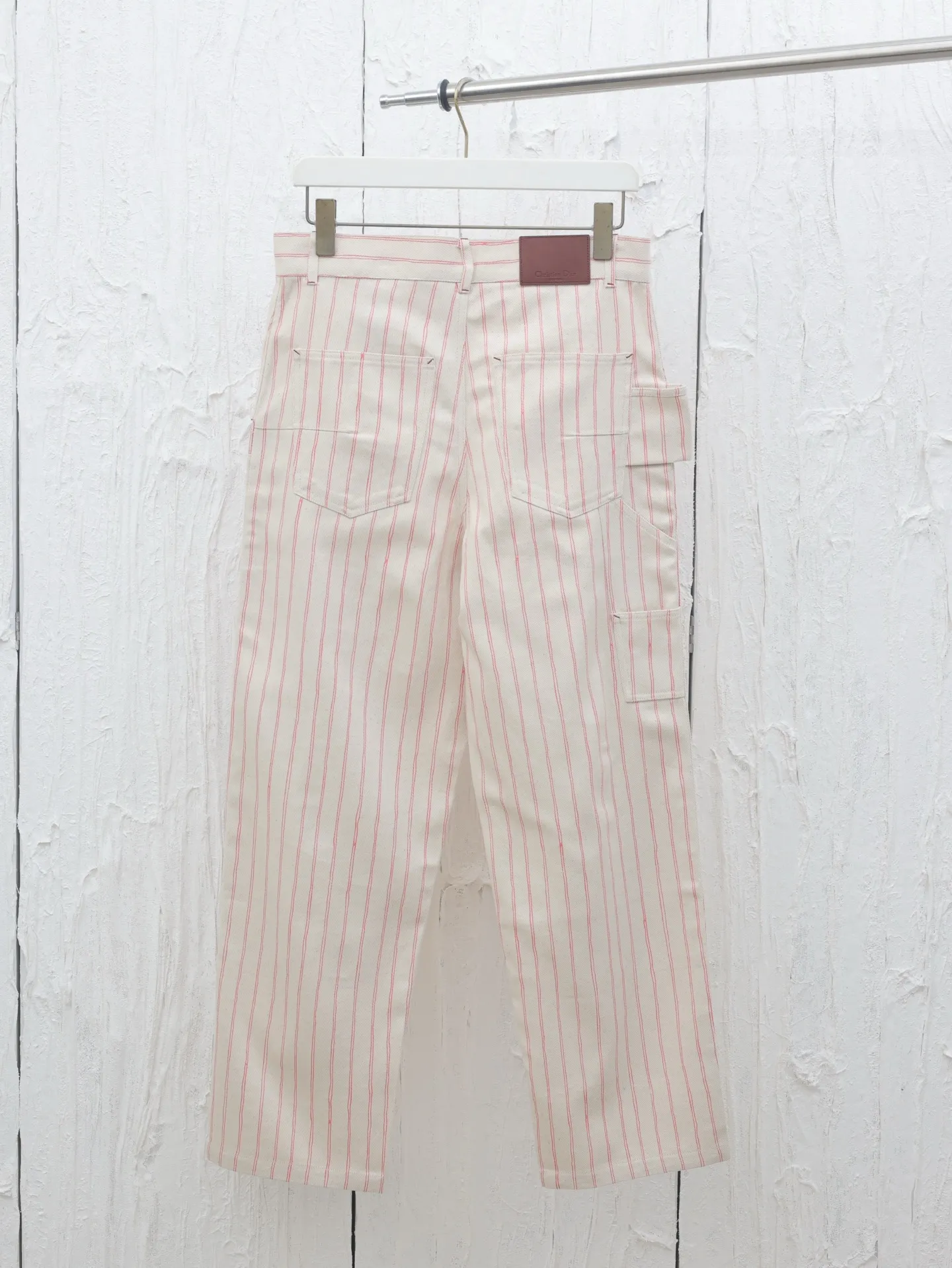 🅿️500 Dio*/Dior embroidered striped casual pants YB purchased the pattern, using customized cotton yarn-dyed fabric, with exquisite embroidery on the hem. Tajima embroidery machine imported from Japan, three-dimensional glue cotton embroidery thread embroidery, with patch bag design, dismantling the Y pattern to analyze the yarn specifications, counting the warp and weft density, ordering and dyeing the bulk yarn color, using large-width air-jet The yarn-dyed jacquard machine weaves the embryonic fabric, and the tissue can be woven to the same herringbone density as the Y version. The width of the finished product can reach 3m. The front panel is hand-cut with line restoration patterns, and is equipped with aluminum alloy shiny letter snap buttons. It can be matched with many types of bottoms to create a fashionable look. Customized accessories, complete with three standards!  Size: 46/48/50/52