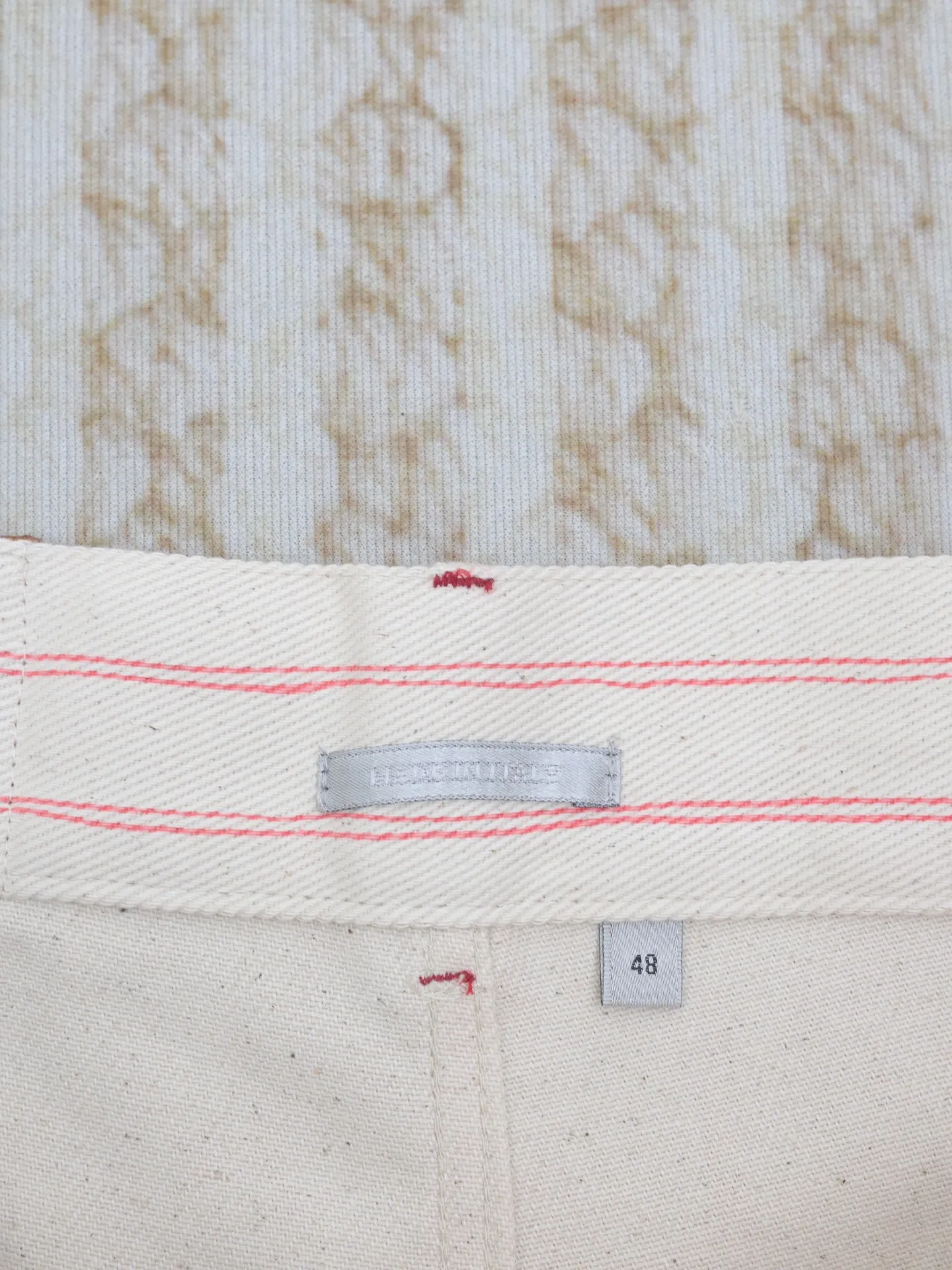 🅿️500 Dio*/Dior embroidered striped casual pants YB purchased the pattern, using customized cotton yarn-dyed fabric, with exquisite embroidery on the hem. Tajima embroidery machine imported from Japan, three-dimensional glue cotton embroidery thread embroidery, with patch bag design, dismantling the Y pattern to analyze the yarn specifications, counting the warp and weft density, ordering and dyeing the bulk yarn color, using large-width air-jet The yarn-dyed jacquard machine weaves the embryonic fabric, and the tissue can be woven to the same herringbone density as the Y version. The width of the finished product can reach 3m. The front panel is hand-cut with line restoration patterns, and is equipped with aluminum alloy shiny letter snap buttons. It can be matched with many types of bottoms to create a fashionable look. Customized accessories, complete with three standards!  Size: 46/48/50/52